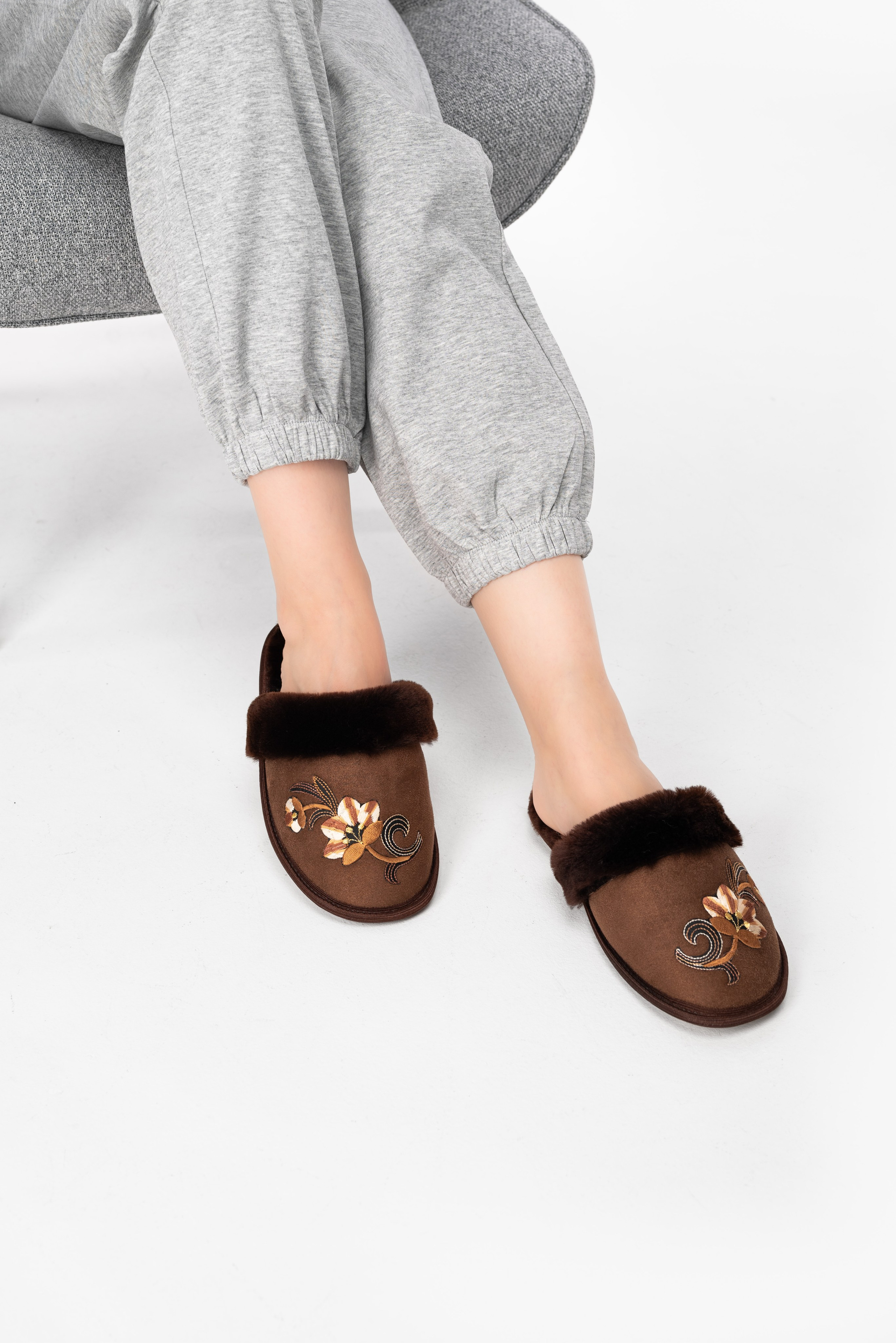 Тапочки и чуни. Предметный фотограф, фото для маркетплейсов Пятигорск, КМВ