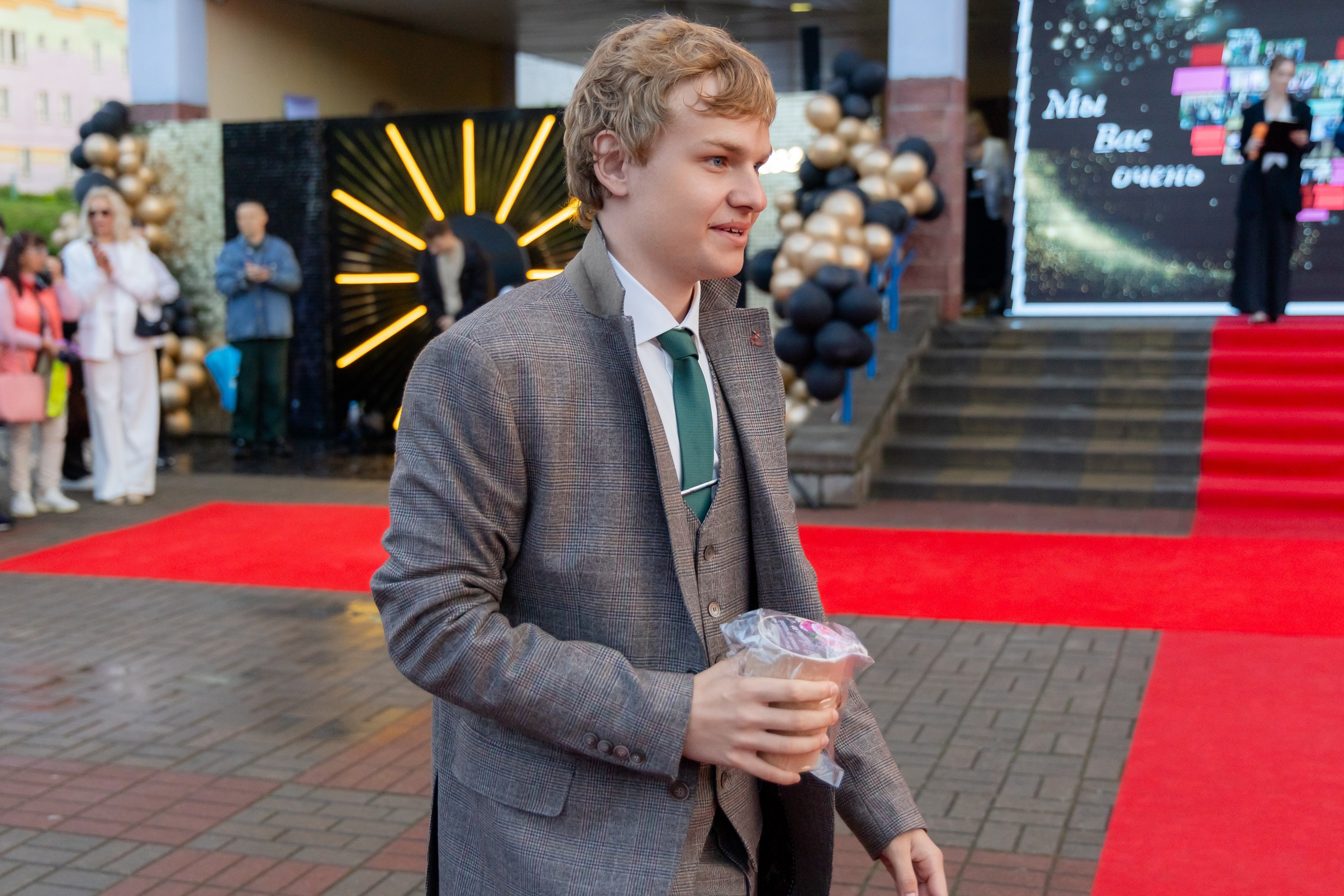 Школьный выпускной 2025 год в Минске, Беларуси. Свадебный фотограф в Минске/Беларуси Сергей Спиридонов