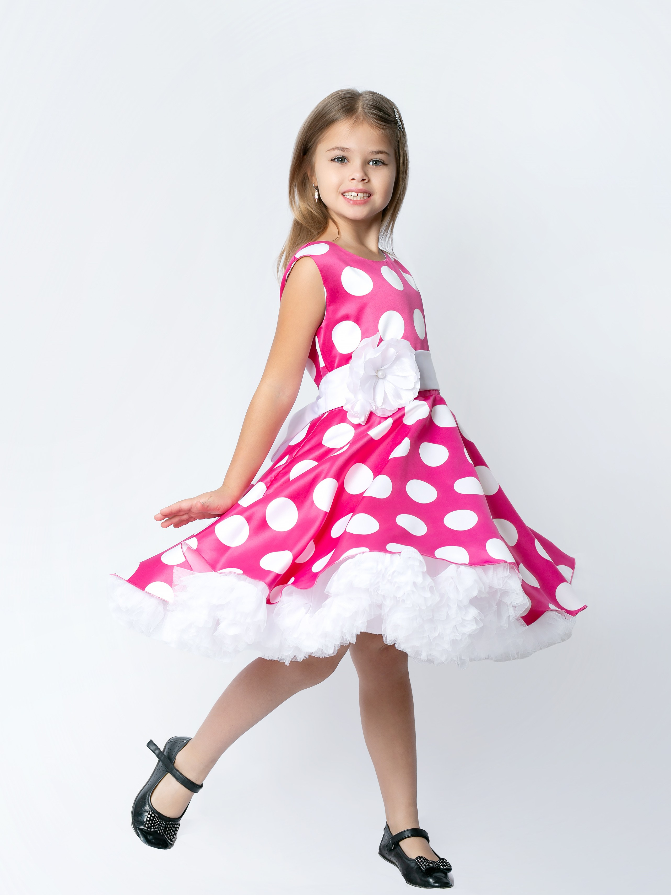 Детская одежда на белом фоне с тенями. Предметная, рекламная фотосъёмка в Орле. Предметный фотограф в Орле