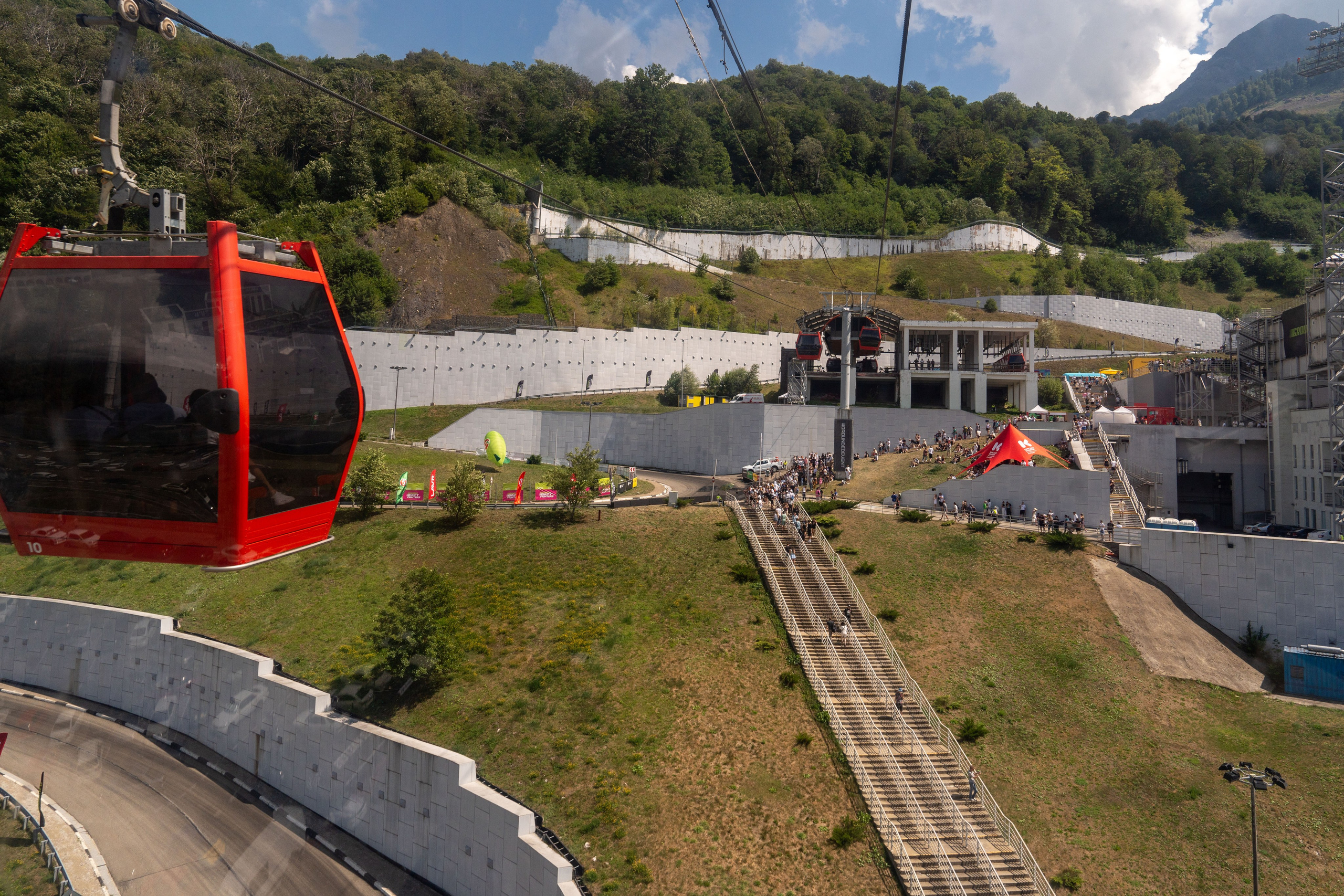 Фотоотчет партнеской интеграции для сети «Пятерочка» на фестивале «Grounded». Репортажный фотограф в Красной Поляне и Сочи Павлюченко Екатерина