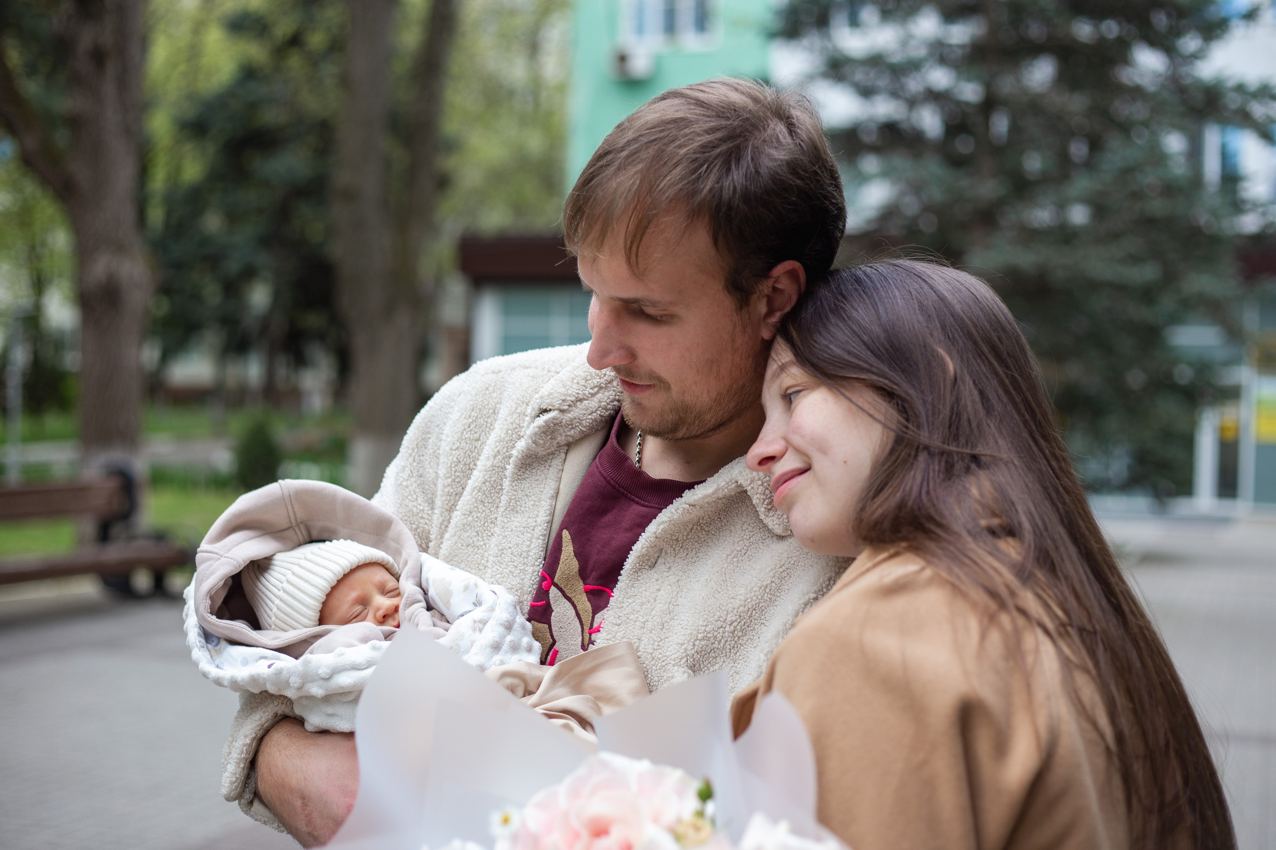 Выписка из роддома. Фотограф Краснодара, фотограф в парке Галецкого.репортажный фотограф. детский фотограф, свадебный фотограф. профессиональный фотограф