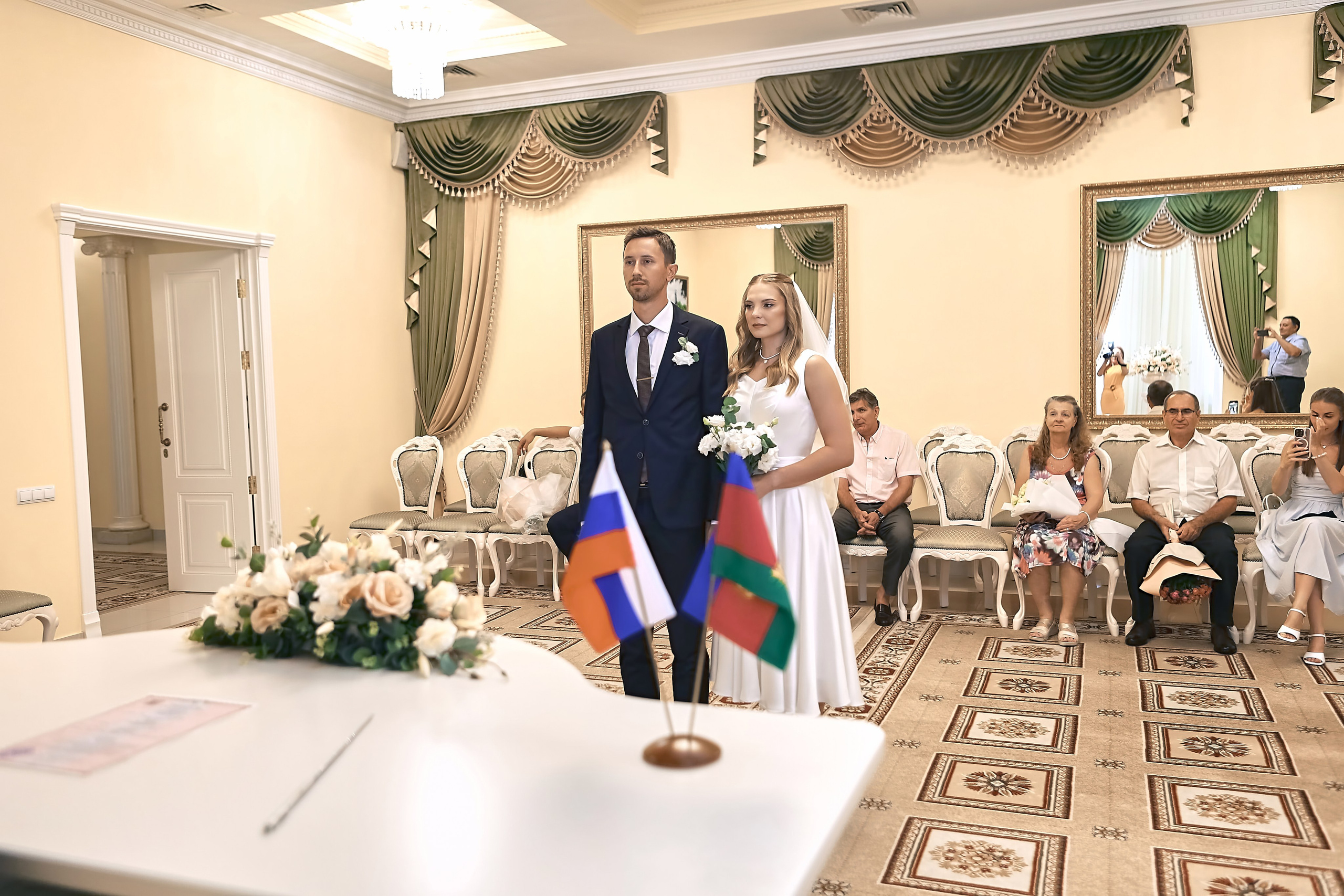 Свадебная фотосессия Евгения и Дарьи в Екатериненском загсе. Семейный и свадебный фотограф в Краснодаре Михеева Светлана