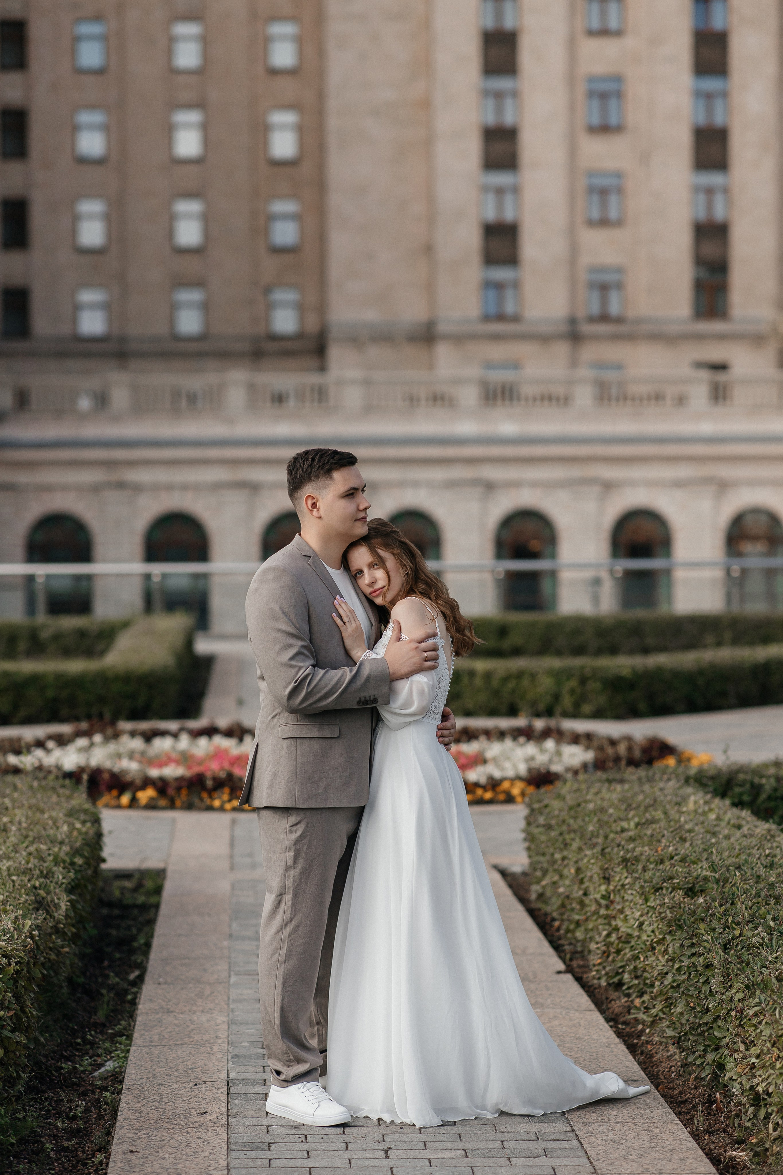 Свадебная фотосессия у гостиницы Украина. Свадебный фотограф в Москве Дарья Олендарёва