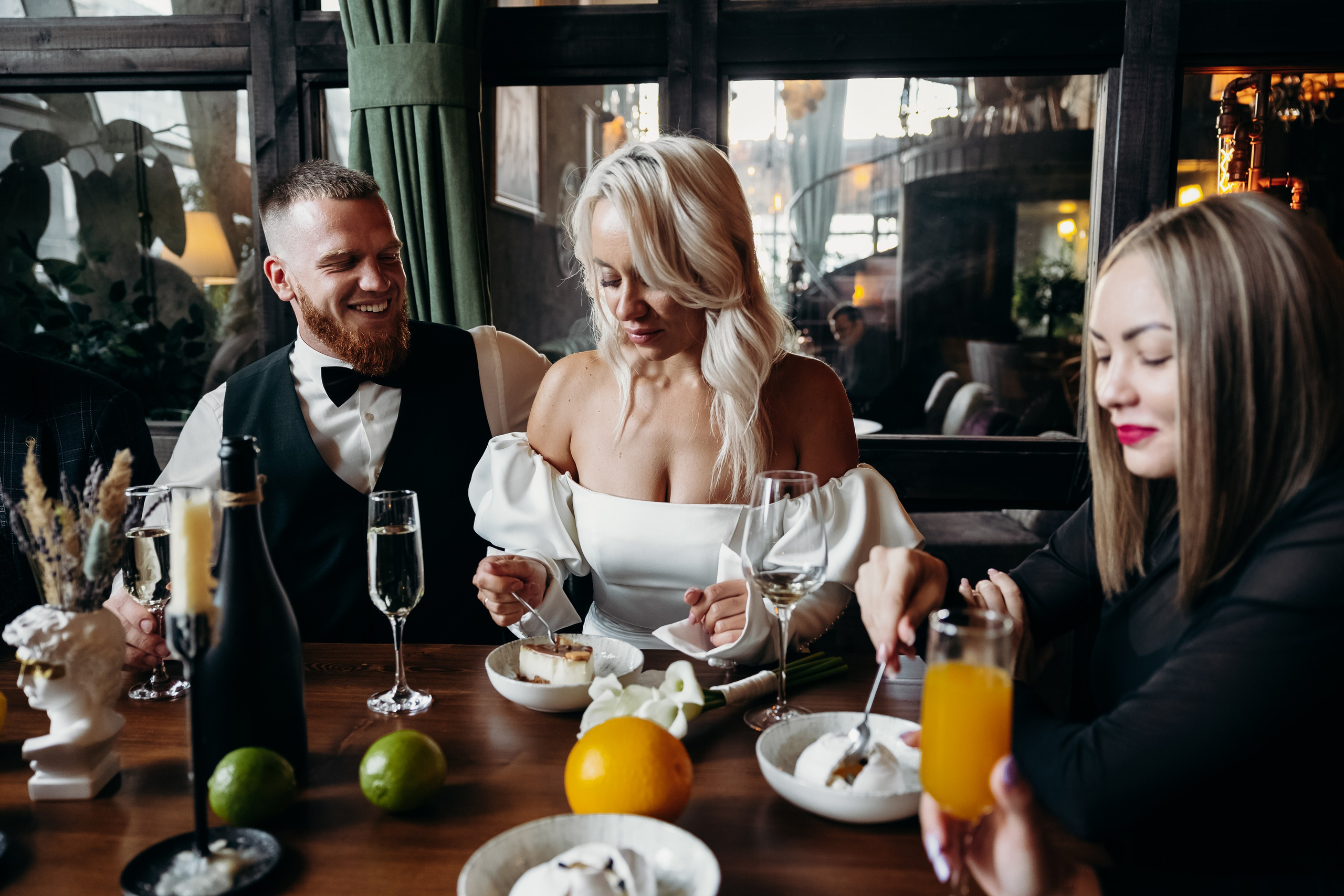 Александр и Елена (сборы, ресторан). Фотограф свадебный семейный в Красноярске Шукшина Наталья