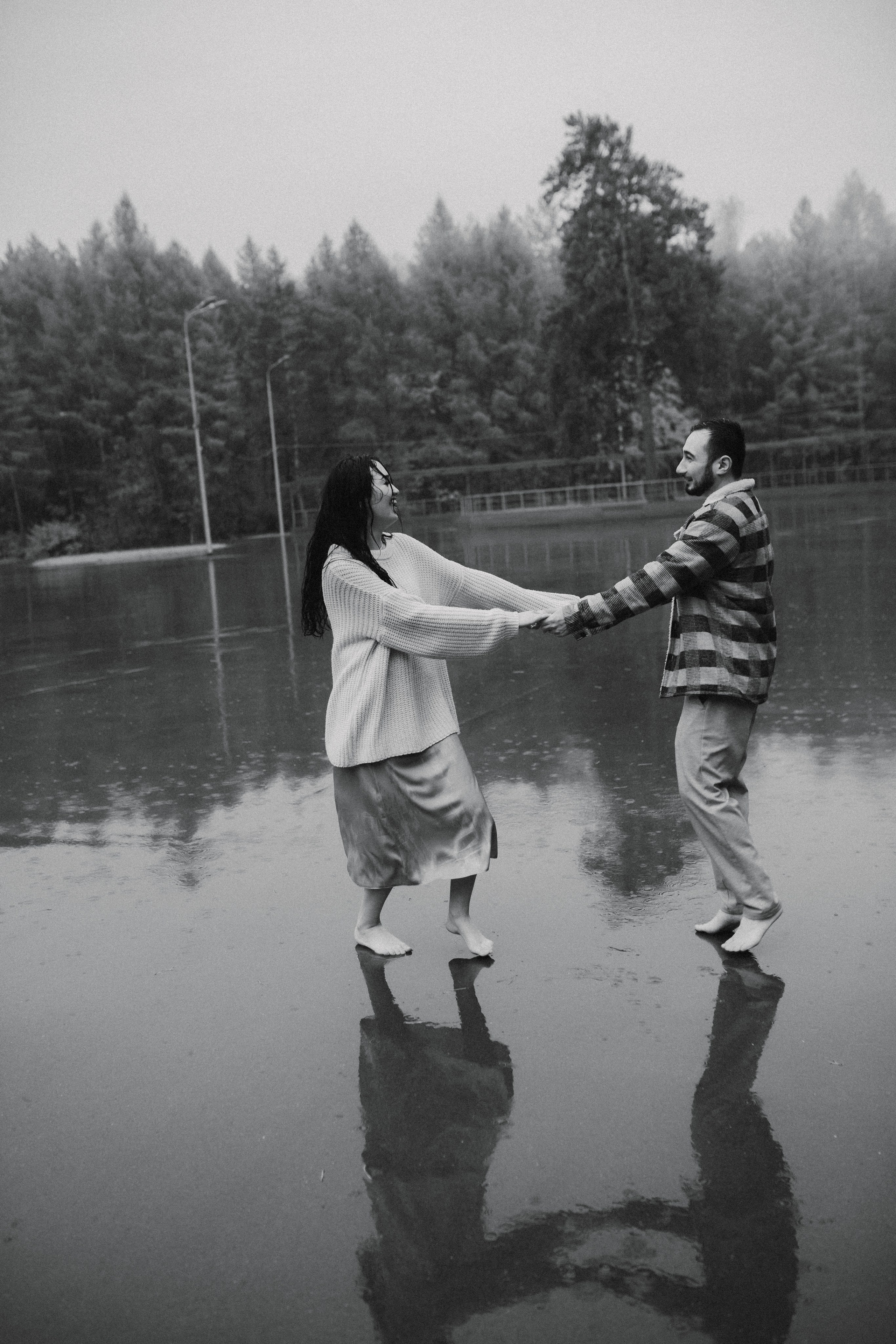 Бегать по сентябрьским лужам вдвоём. Свадебный фотограф Новосибирск