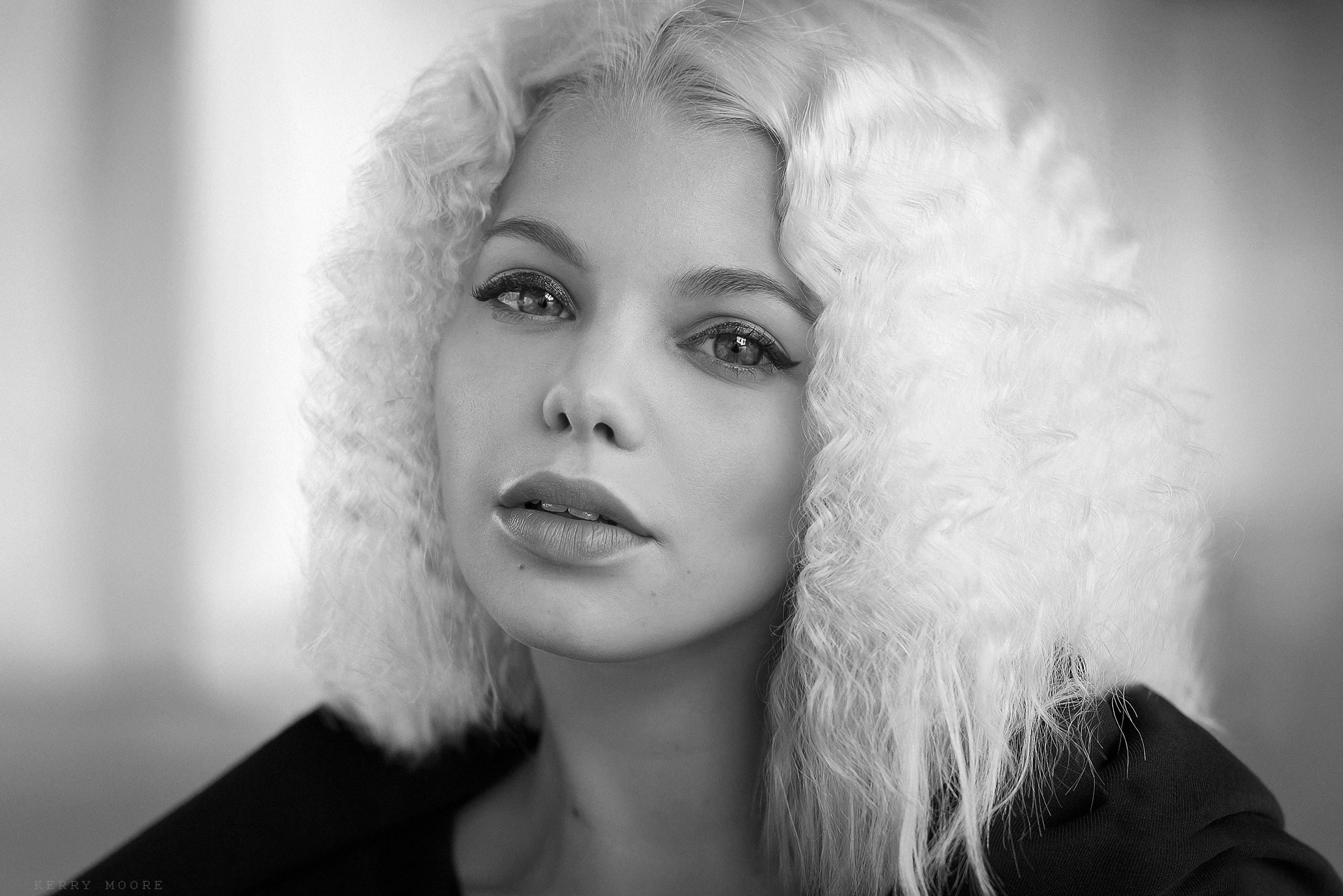 Девушка с большими глазами и белыми волосами чёрно белый портрет