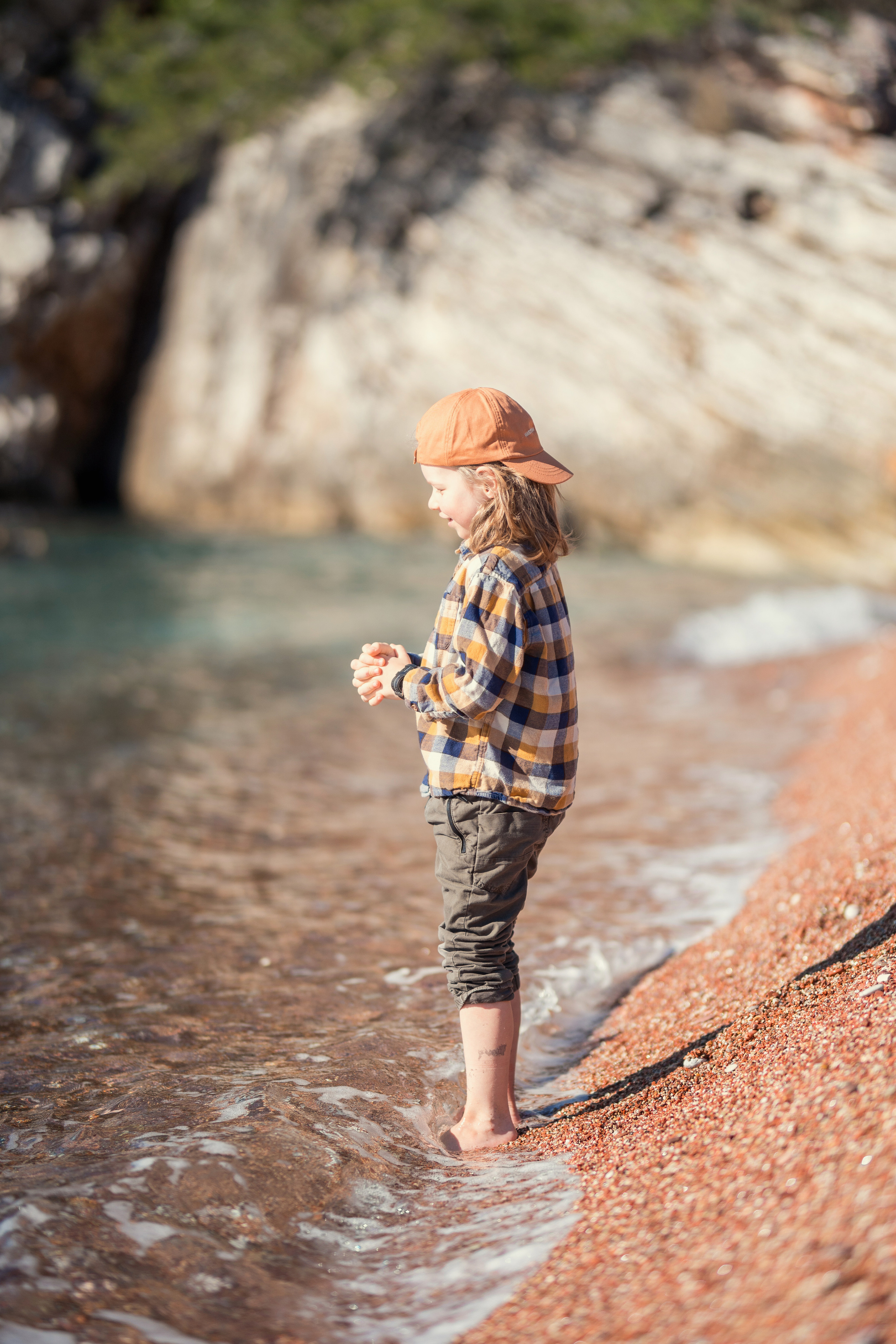 Фотосессия ребенка играющего на пляже Милочер в Черногории. Катя Халдеева Фотограф Саратов