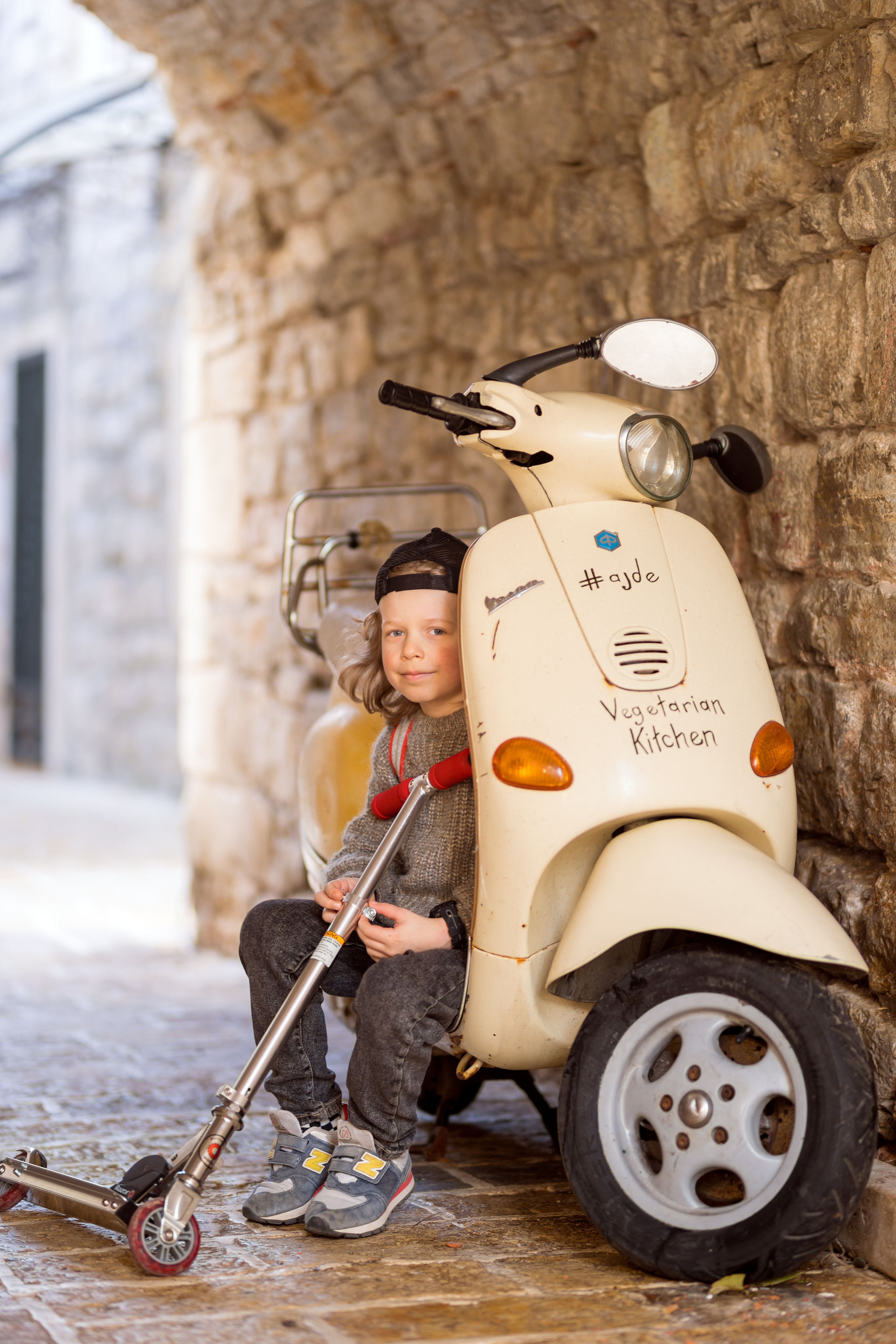 Фотосессия мальчика на самокате в старом городе Будва, Черногория. Катя Халдеева Фотограф Саратов