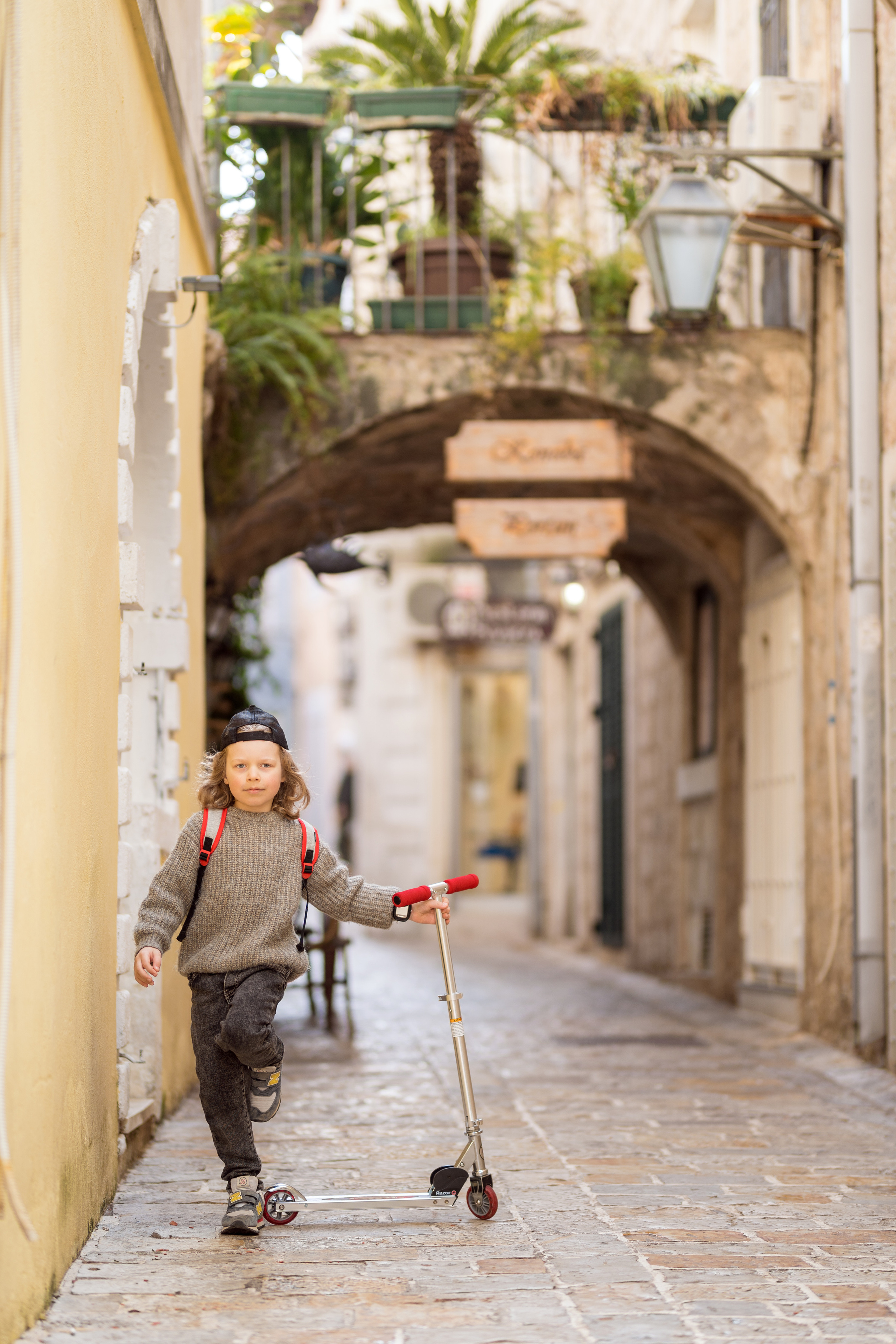 Фотосессия мальчика на самокате в старом городе Будва, Черногория. Катя Халдеева Фотограф Саратов