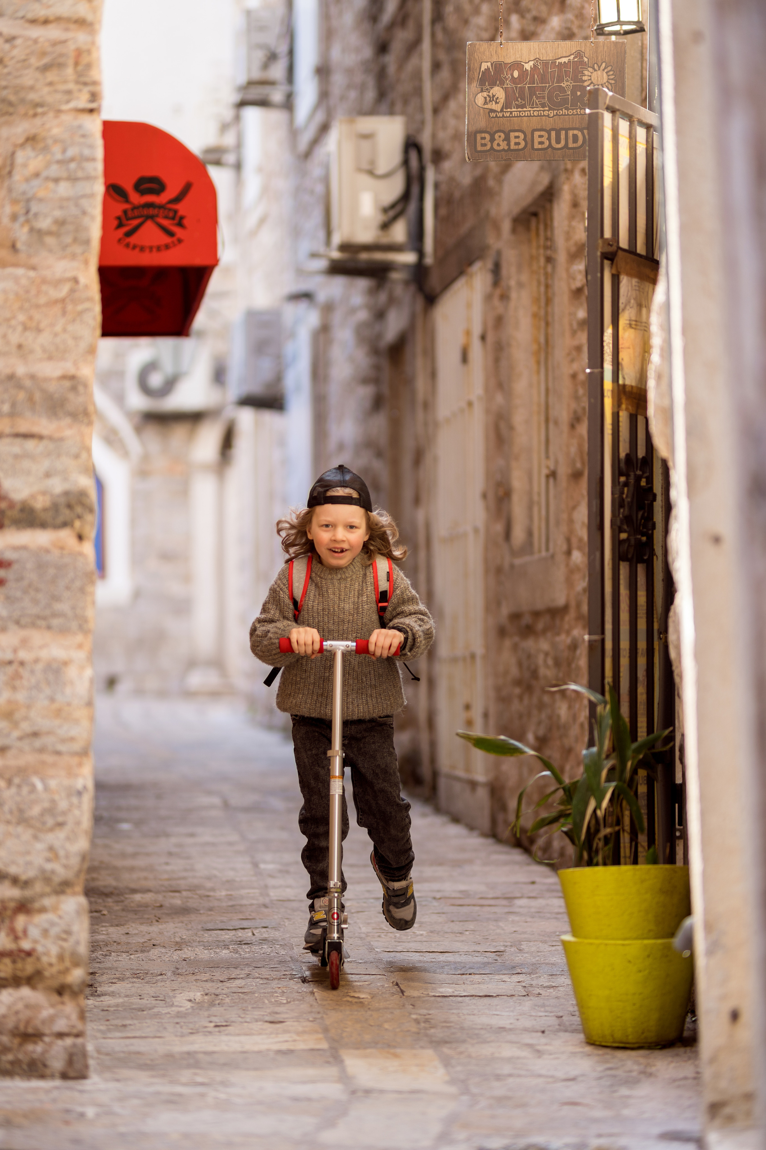 Фотосессия мальчика на самокате в старом городе Будва, Черногория. Катя Халдеева Фотограф Саратов