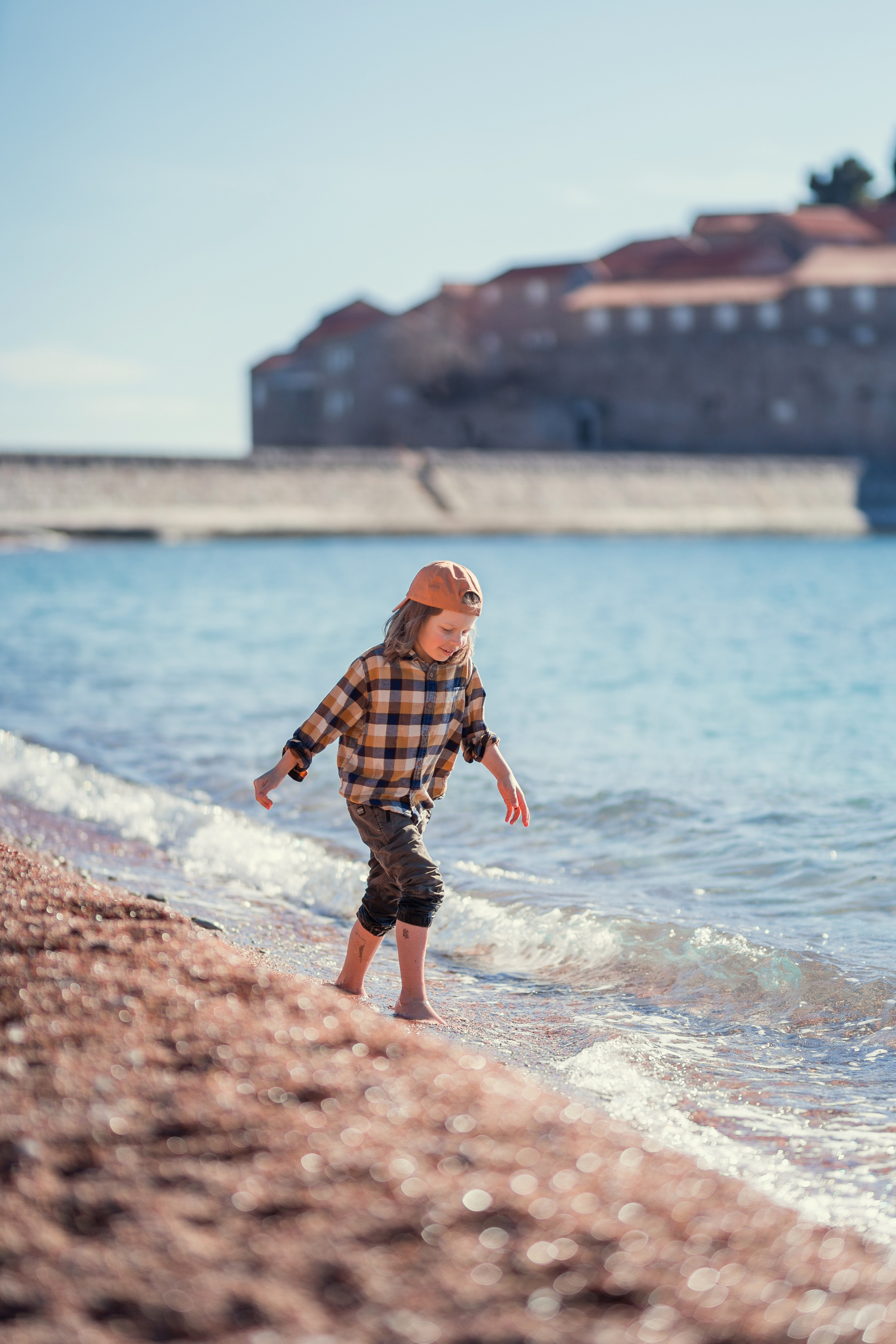 Фотосессия ребенка играющего на пляже Милочер в Черногории. Катя Халдеева Фотограф Саратов