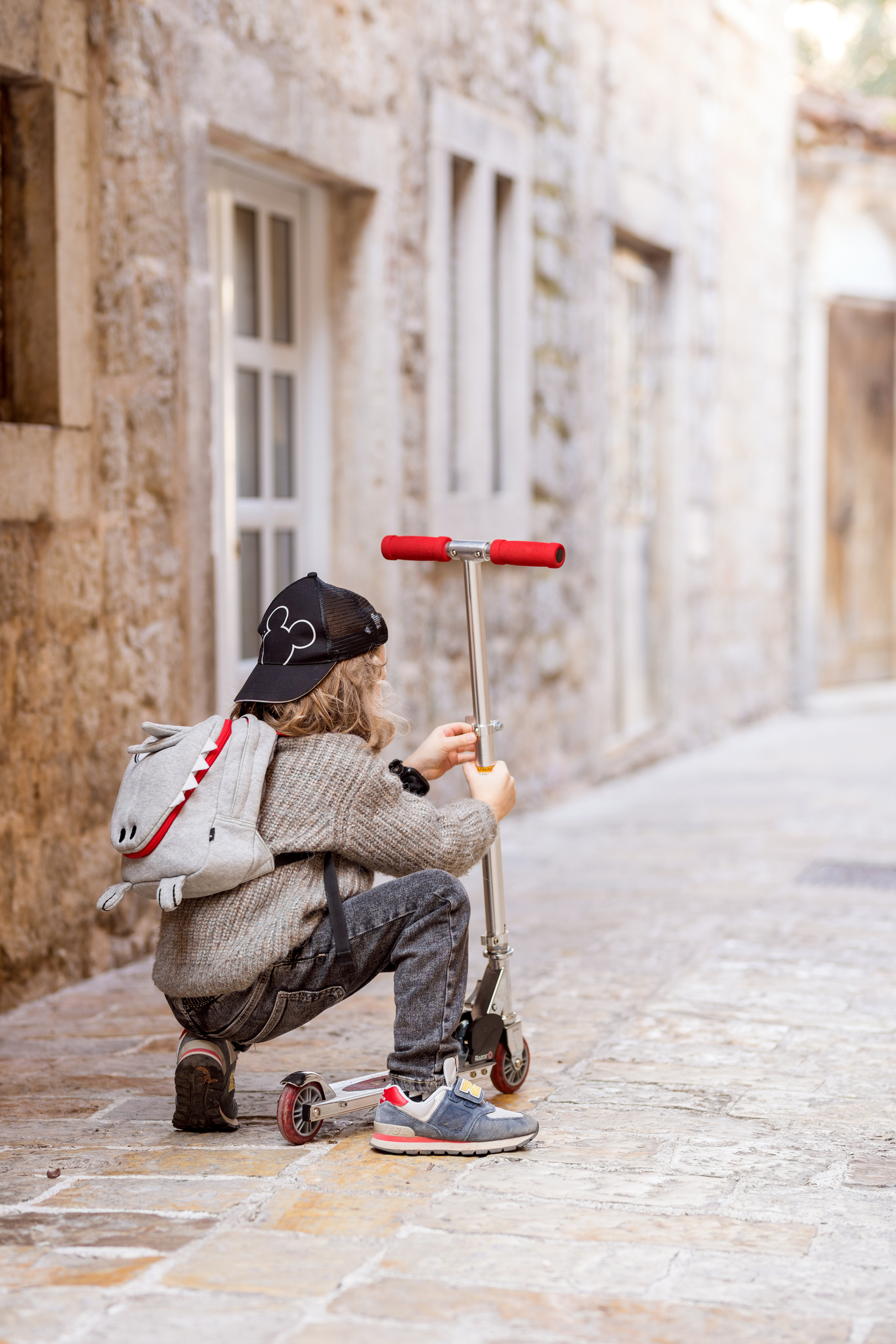Фотосессия мальчика на самокате в старом городе Будва, Черногория. Катя Халдеева Фотограф Саратов