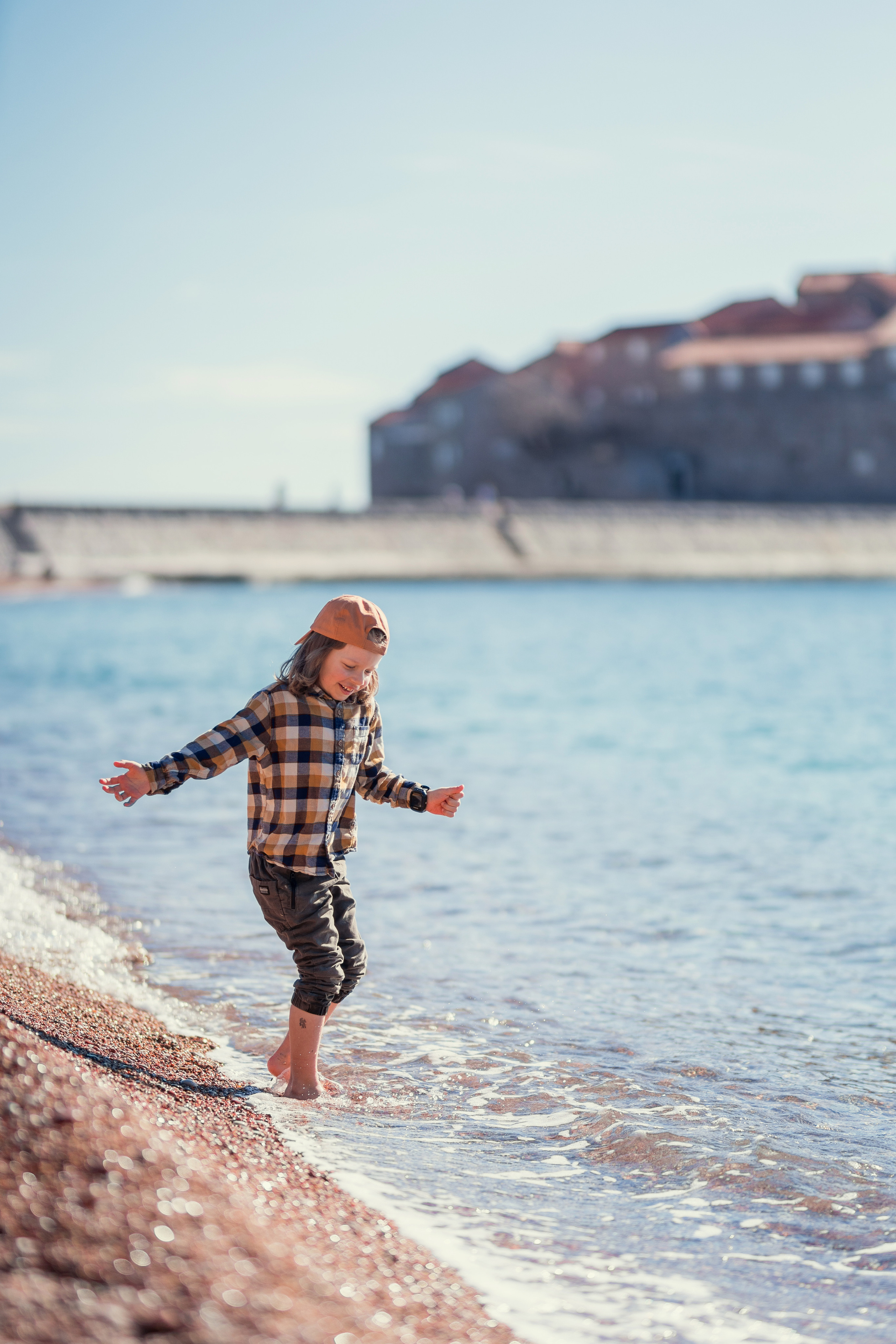 Фотосессия ребенка играющего на пляже Милочер в Черногории. Катя Халдеева Фотограф Саратов