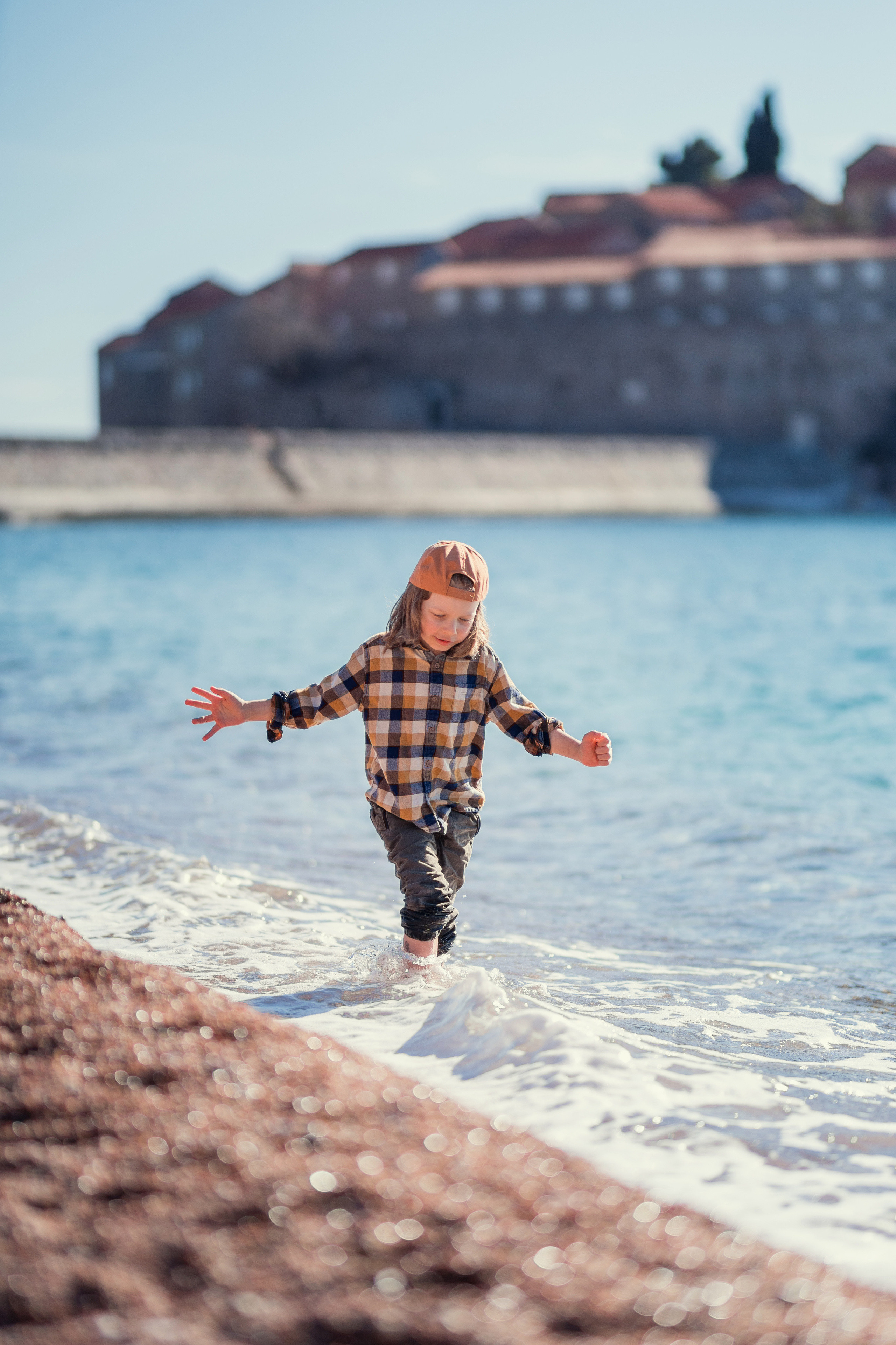 Фотосессия ребенка играющего на пляже Милочер в Черногории. Катя Халдеева Фотограф Саратов