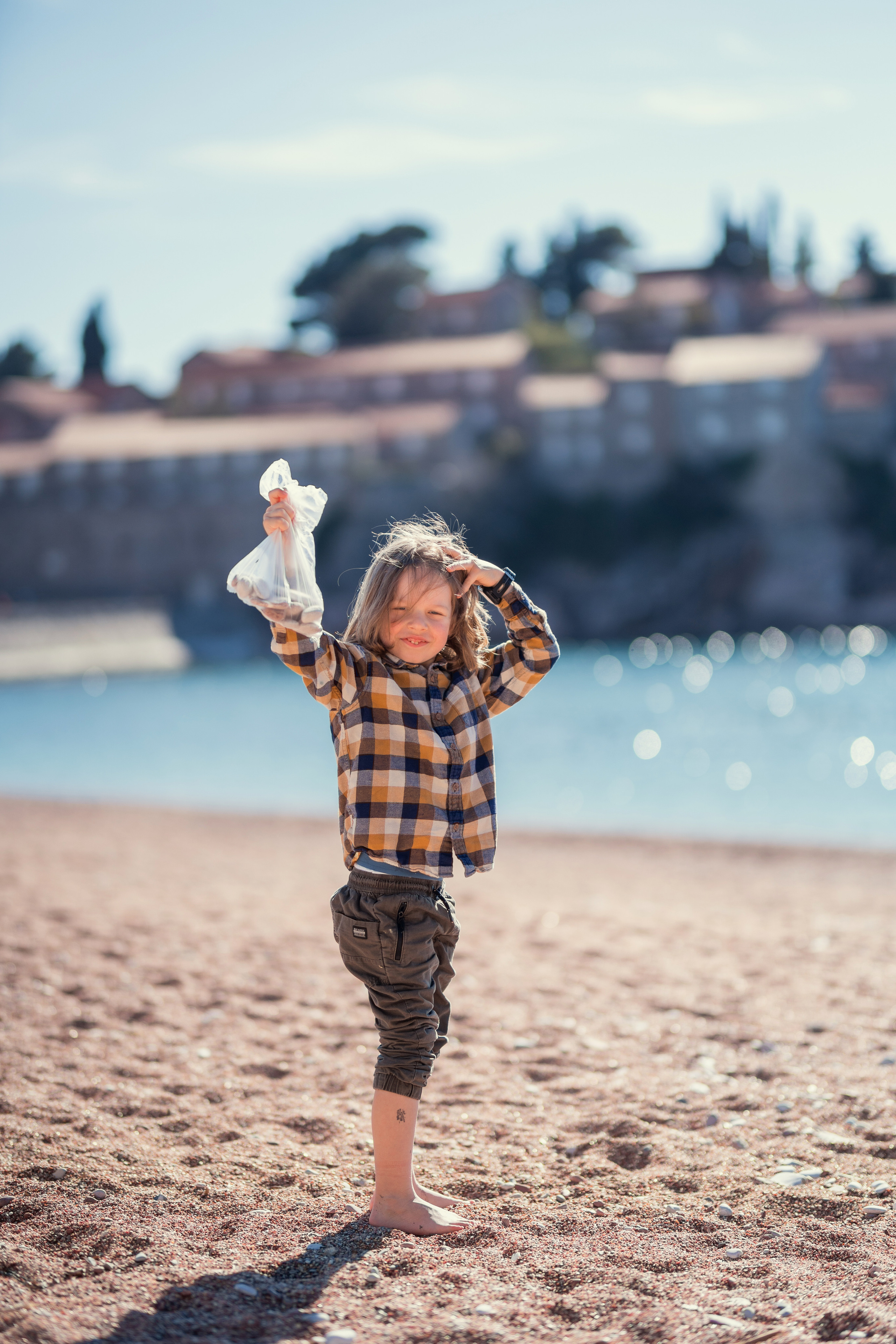 Фотосессия ребенка играющего на пляже Милочер в Черногории. Катя Халдеева Фотограф Саратов