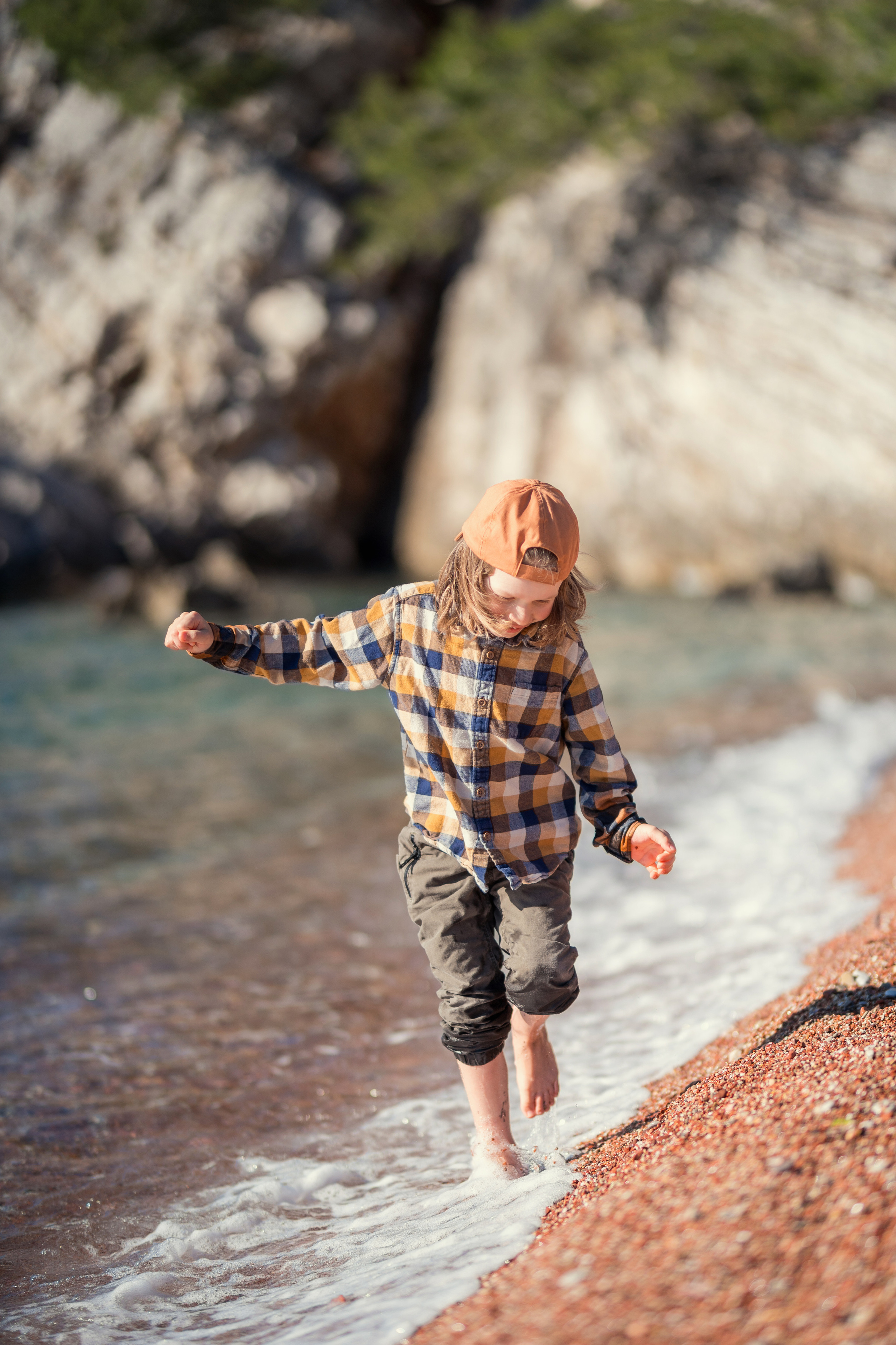 Фотосессия ребенка играющего на пляже Милочер в Черногории. Катя Халдеева Фотограф Саратов