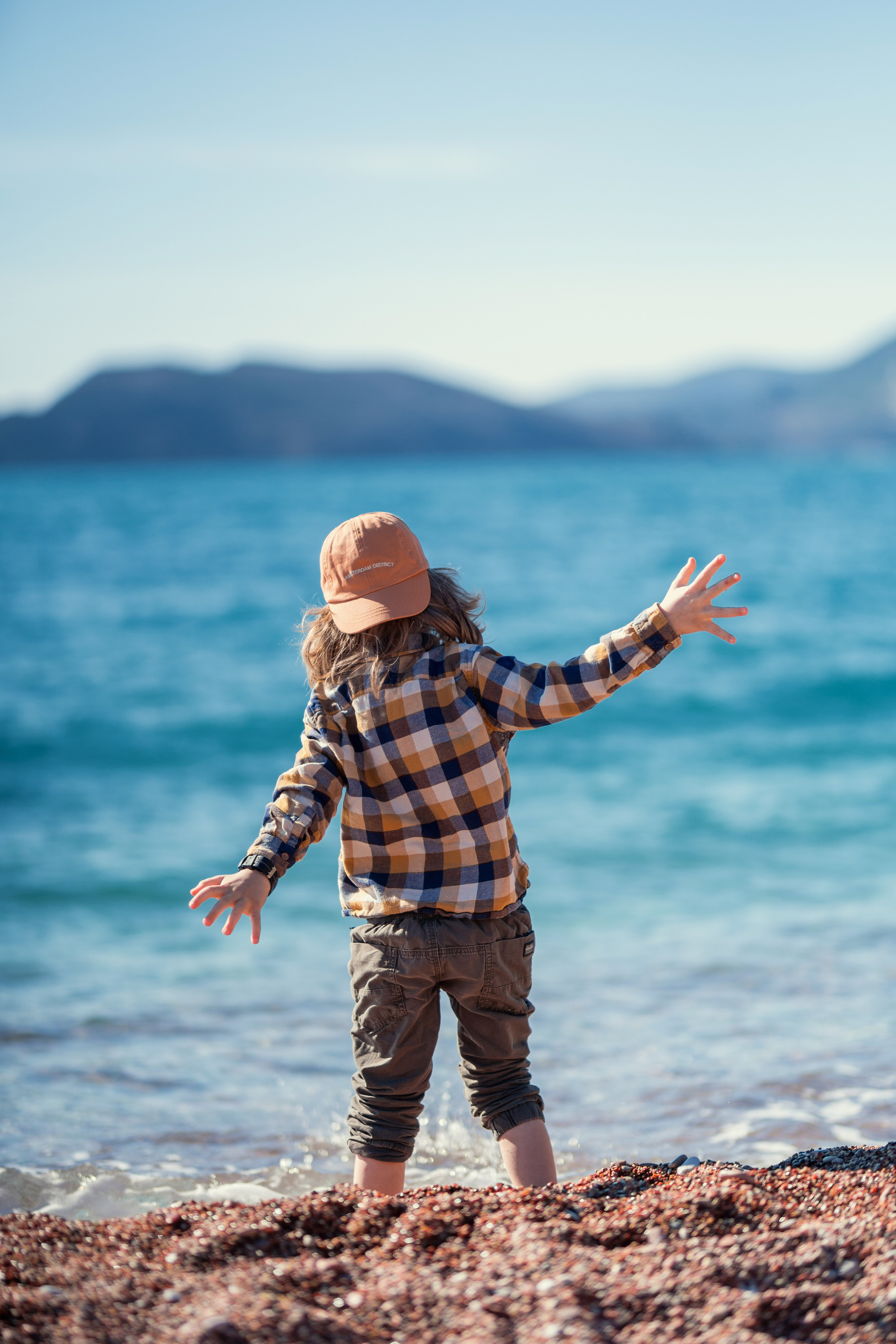Фотосессия ребенка играющего на пляже Милочер в Черногории. Катя Халдеева Фотограф Саратов