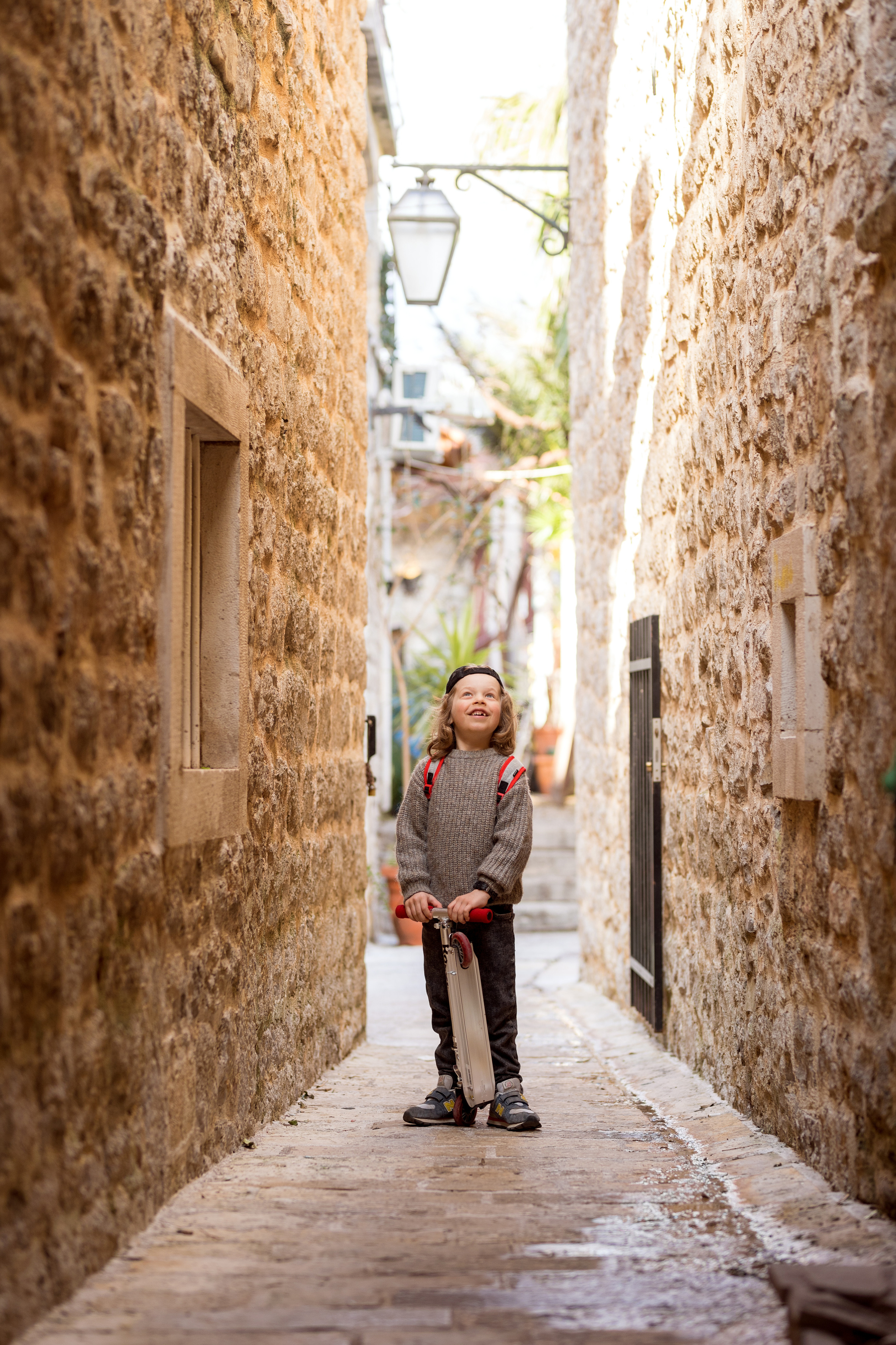 Фотосессия мальчика на самокате в старом городе Будва, Черногория. Катя Халдеева Фотограф Саратов