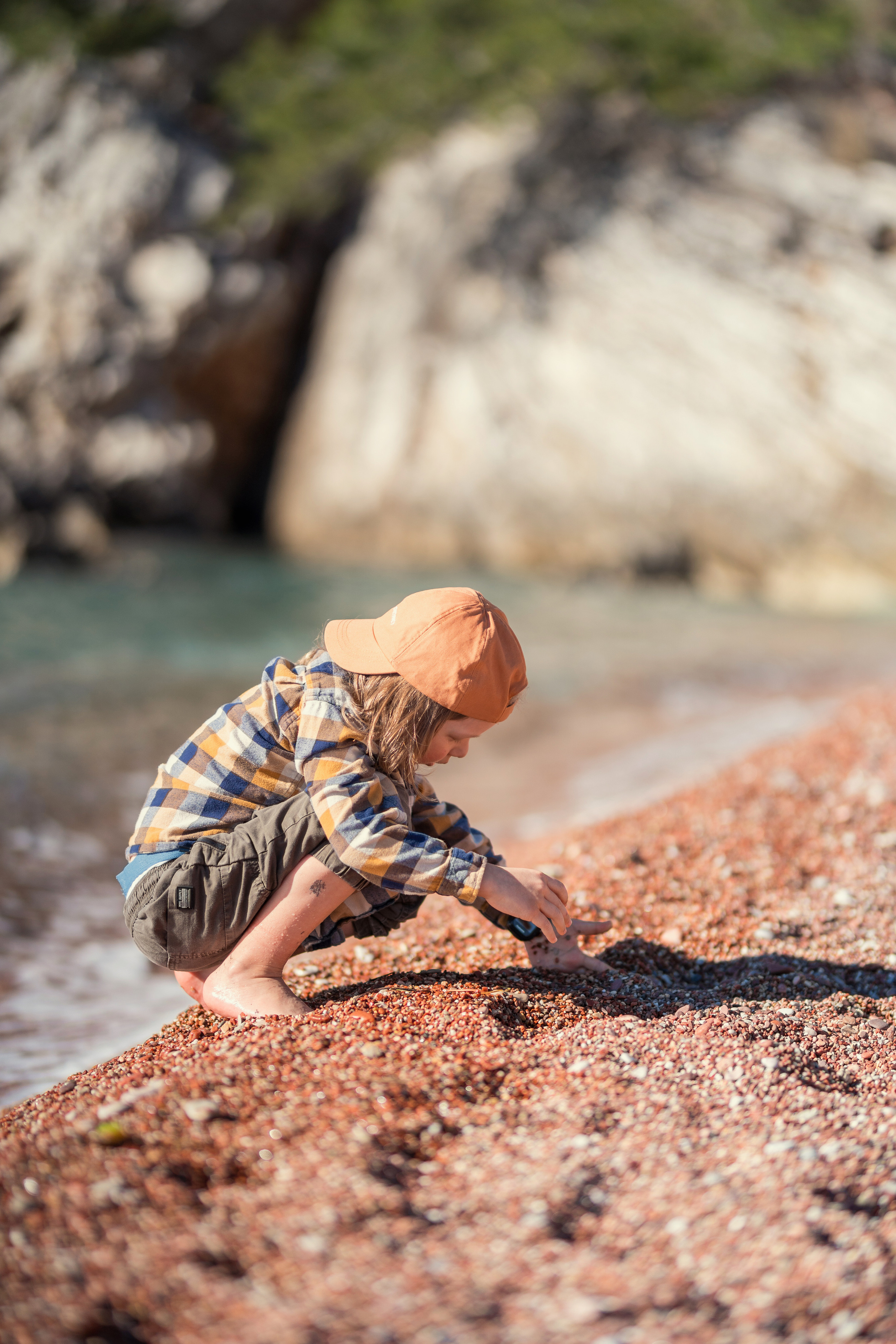 Фотосессия ребенка играющего на пляже Милочер в Черногории. Катя Халдеева Фотограф Саратов