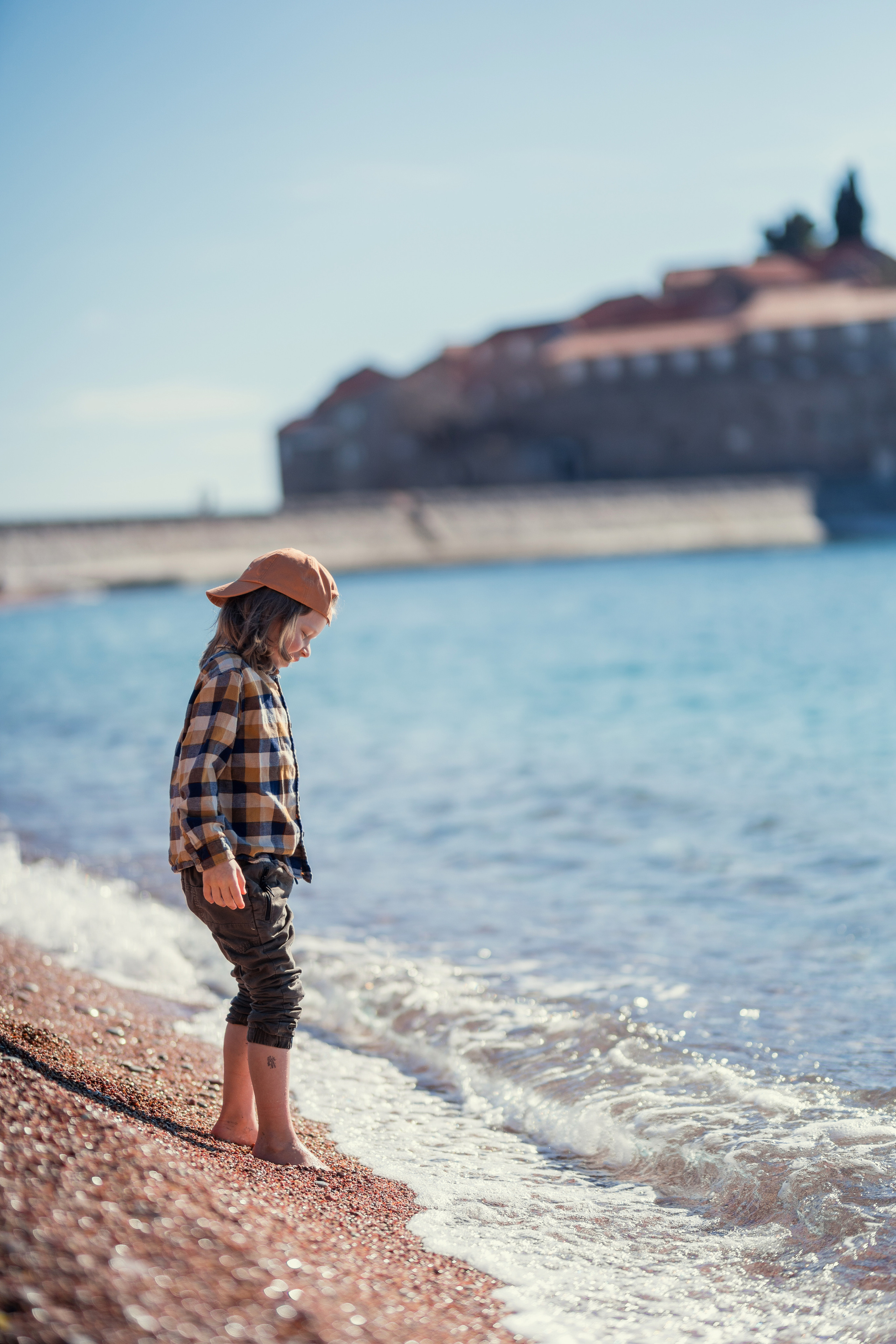 Фотосессия ребенка играющего на пляже Милочер в Черногории. Катя Халдеева Фотограф Саратов