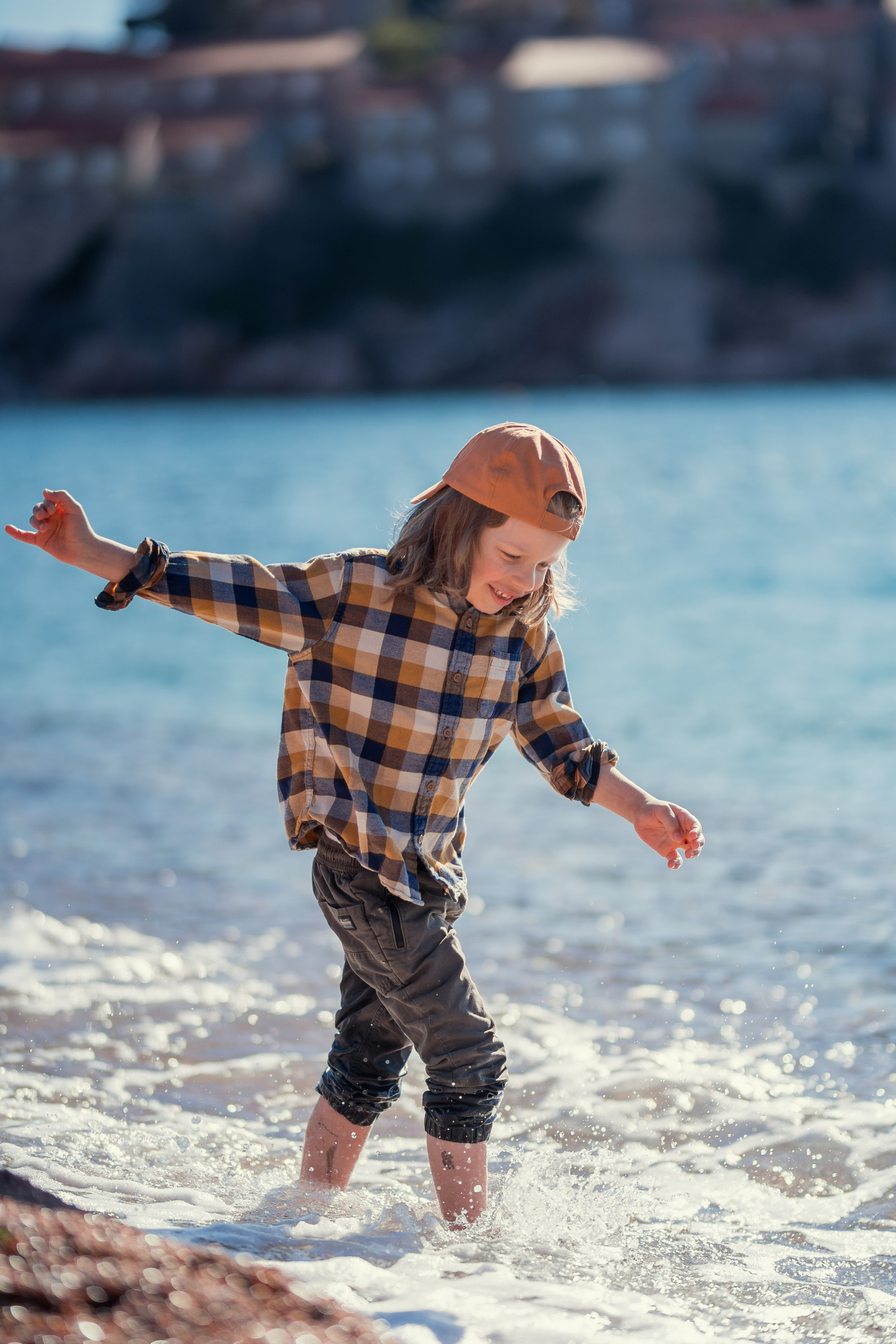 Фотосессия ребенка играющего на пляже Милочер в Черногории. Катя Халдеева Фотограф Саратов