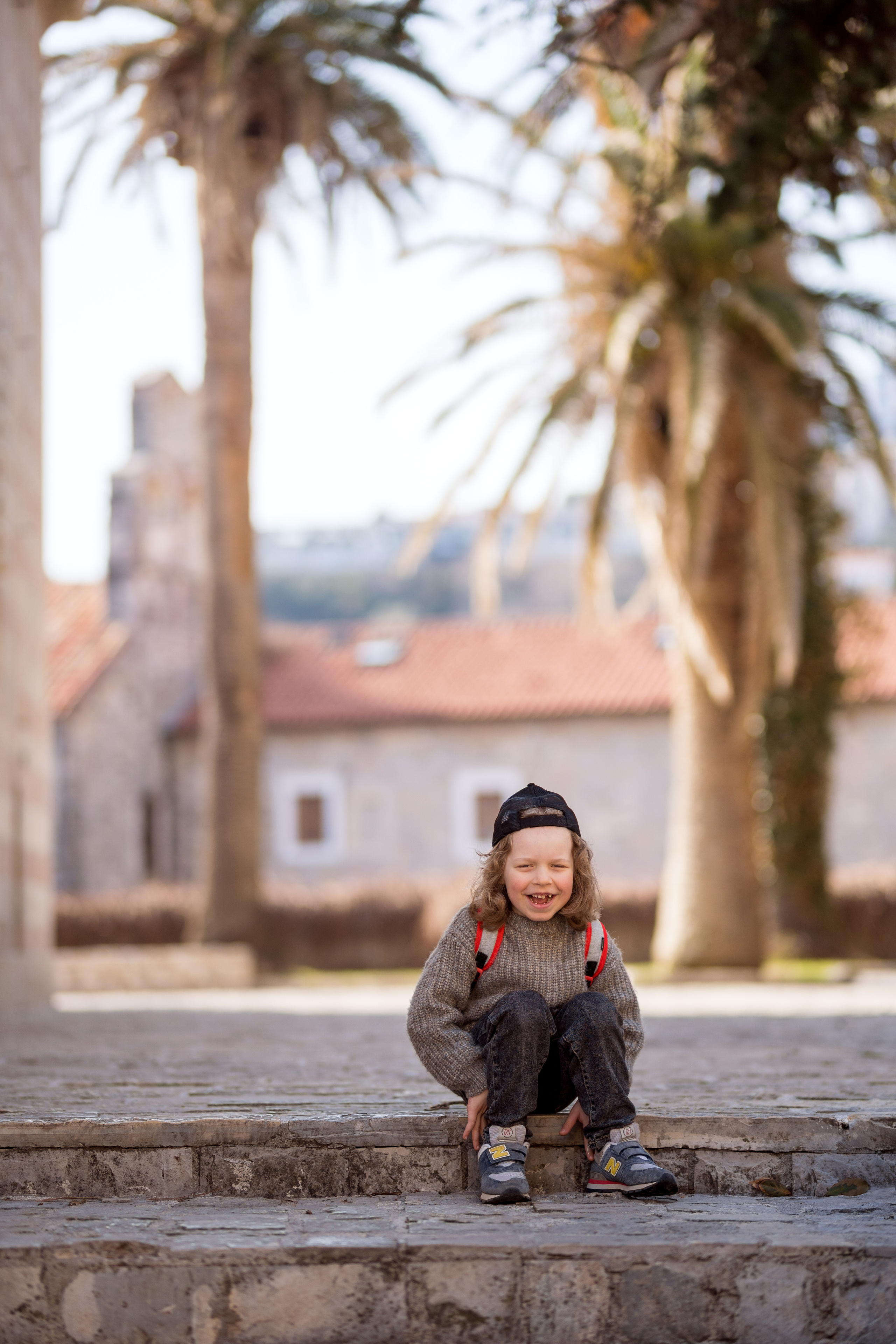 Фотосессия мальчика на самокате в старом городе Будва, Черногория. Катя Халдеева Фотограф Саратов