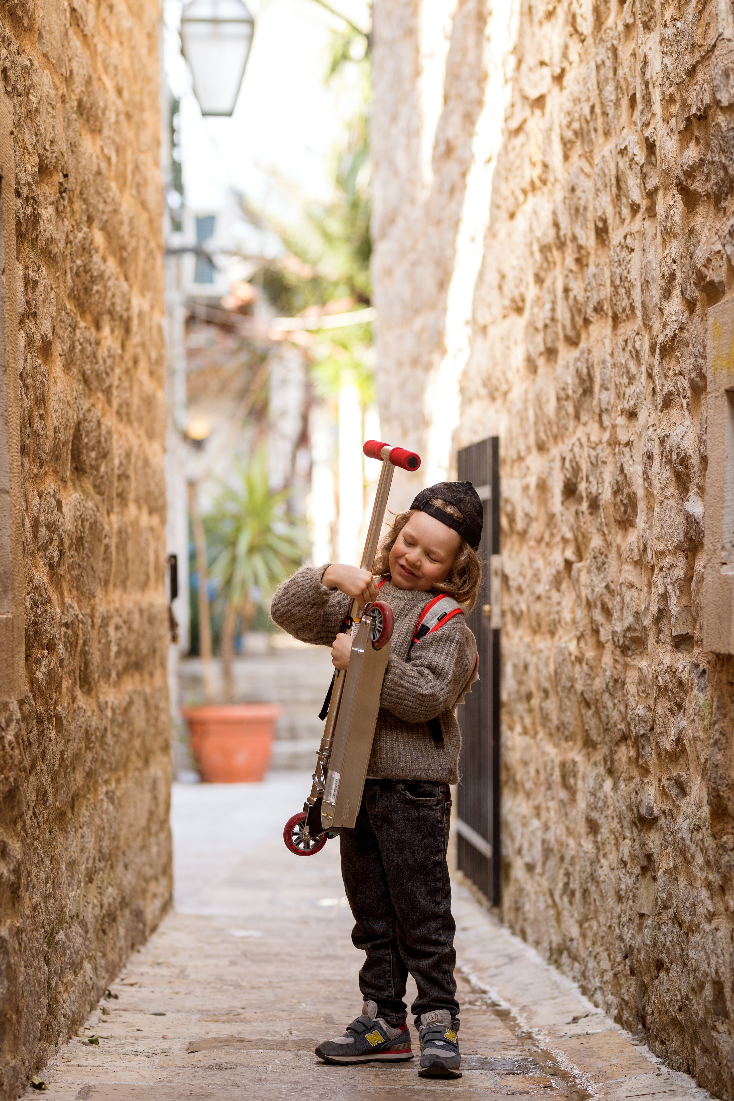 Фотосессия мальчика на самокате в старом городе Будва, Черногория. Катя Халдеева Фотограф Саратов