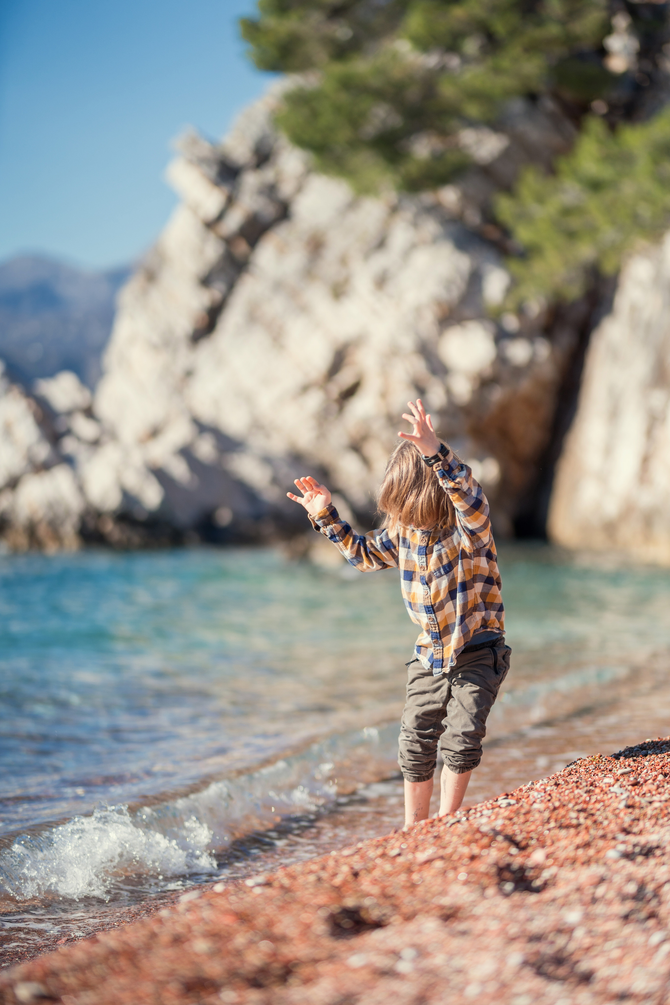 Фотосессия ребенка играющего на пляже Милочер в Черногории. Катя Халдеева Фотограф Саратов