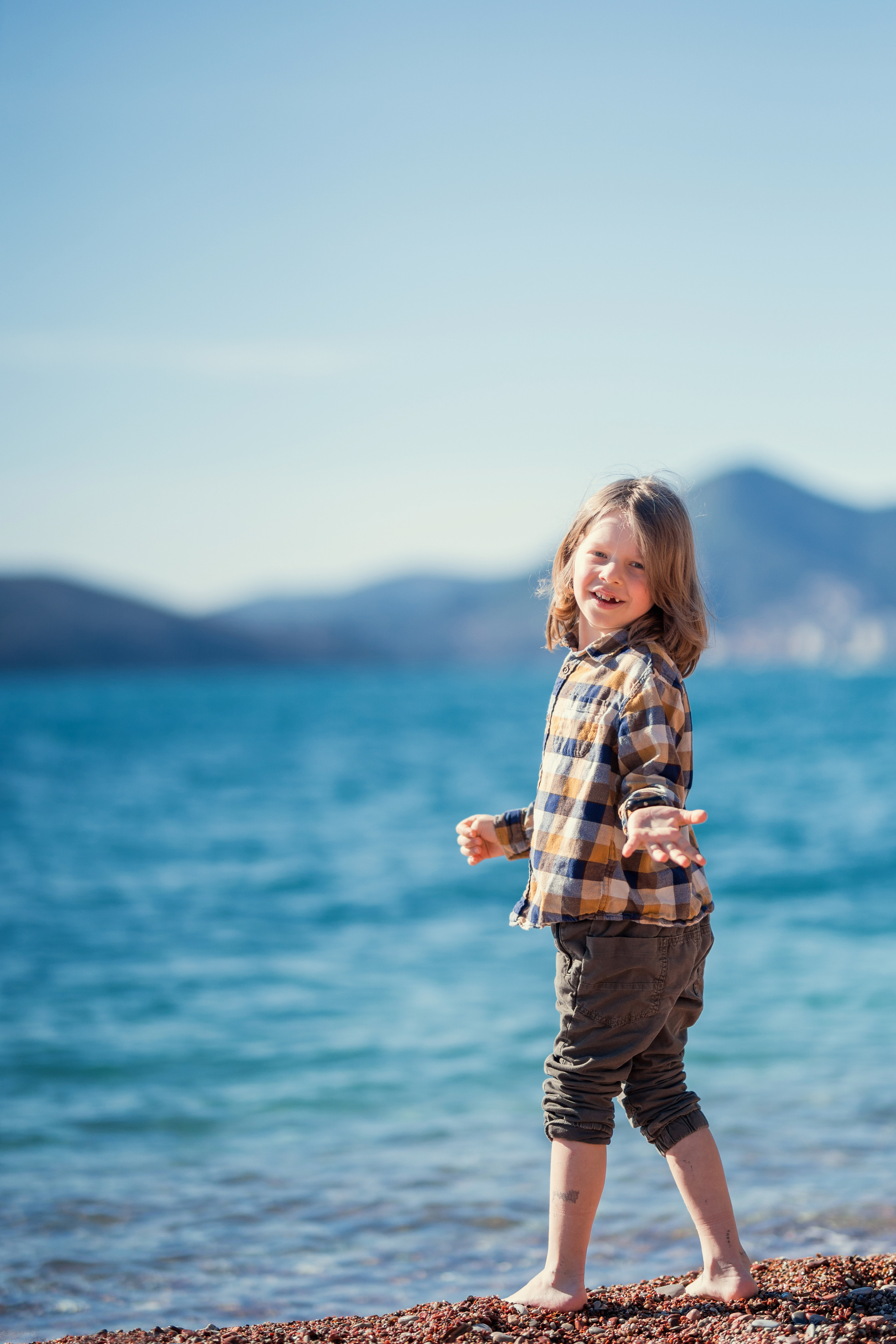 Фотосессия ребенка играющего на пляже Милочер в Черногории. Катя Халдеева Фотограф Саратов