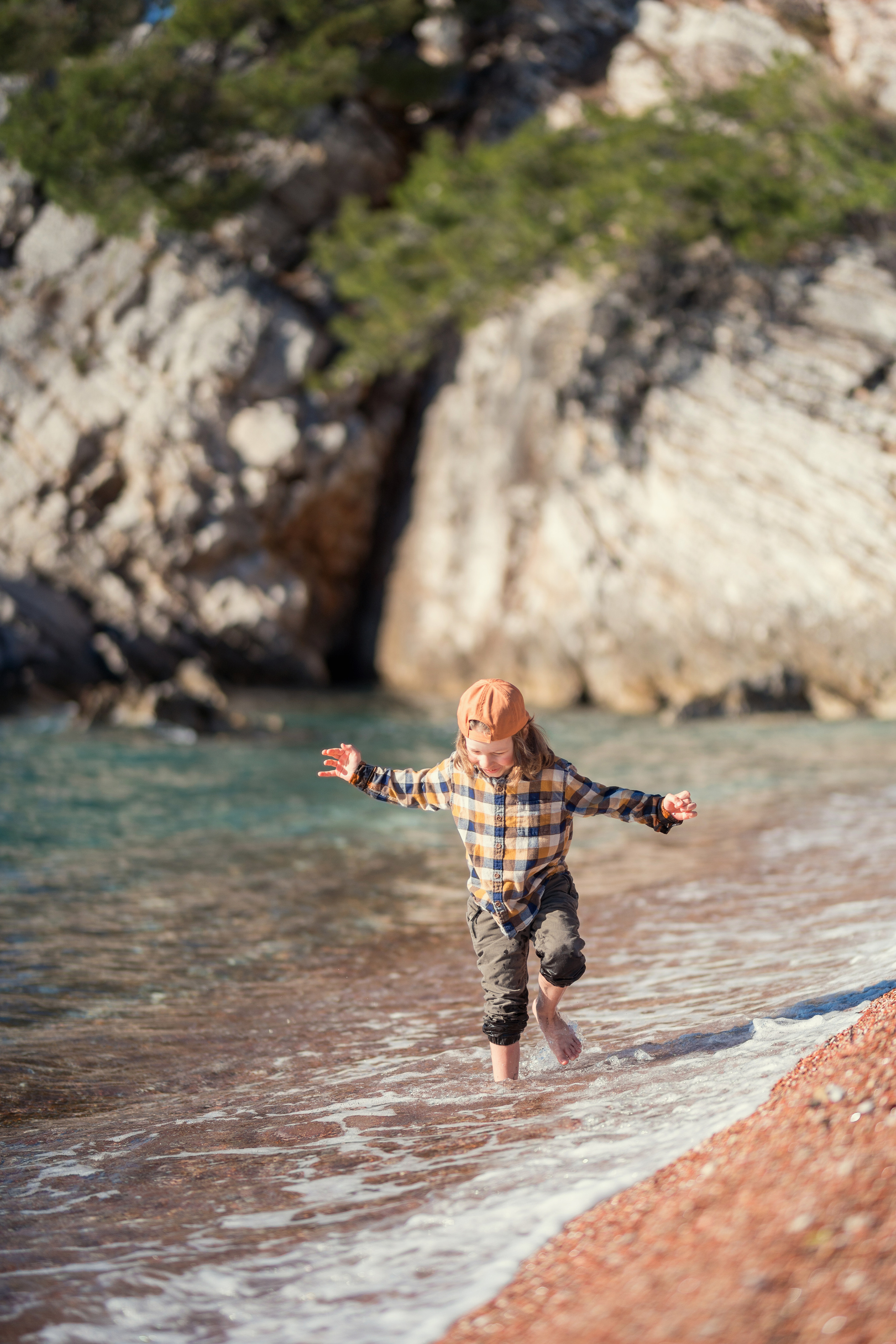 Фотосессия ребенка играющего на пляже Милочер в Черногории. Катя Халдеева Фотограф Саратов