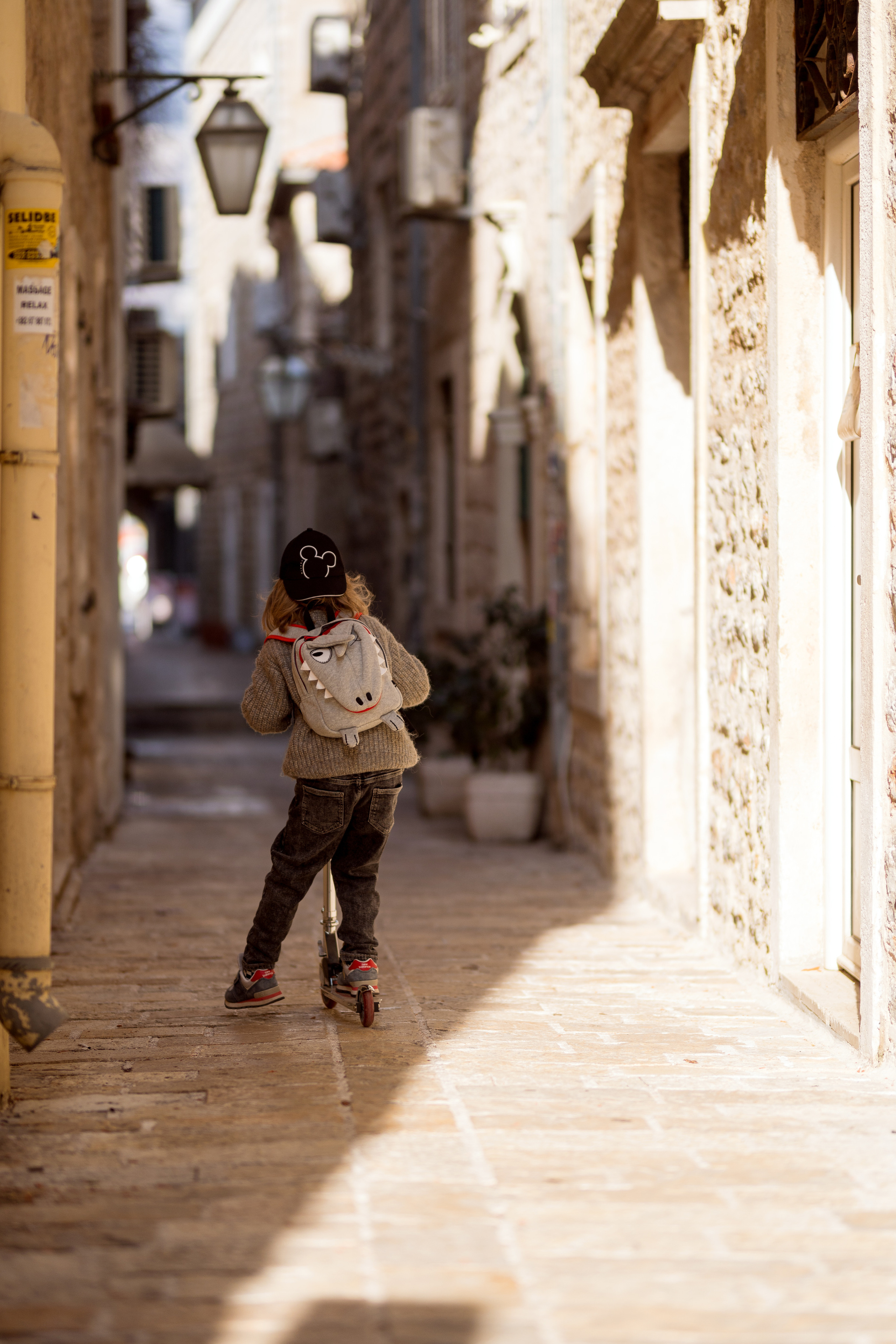 Фотосессия мальчика на самокате в старом городе Будва, Черногория. Катя Халдеева Фотограф Саратов