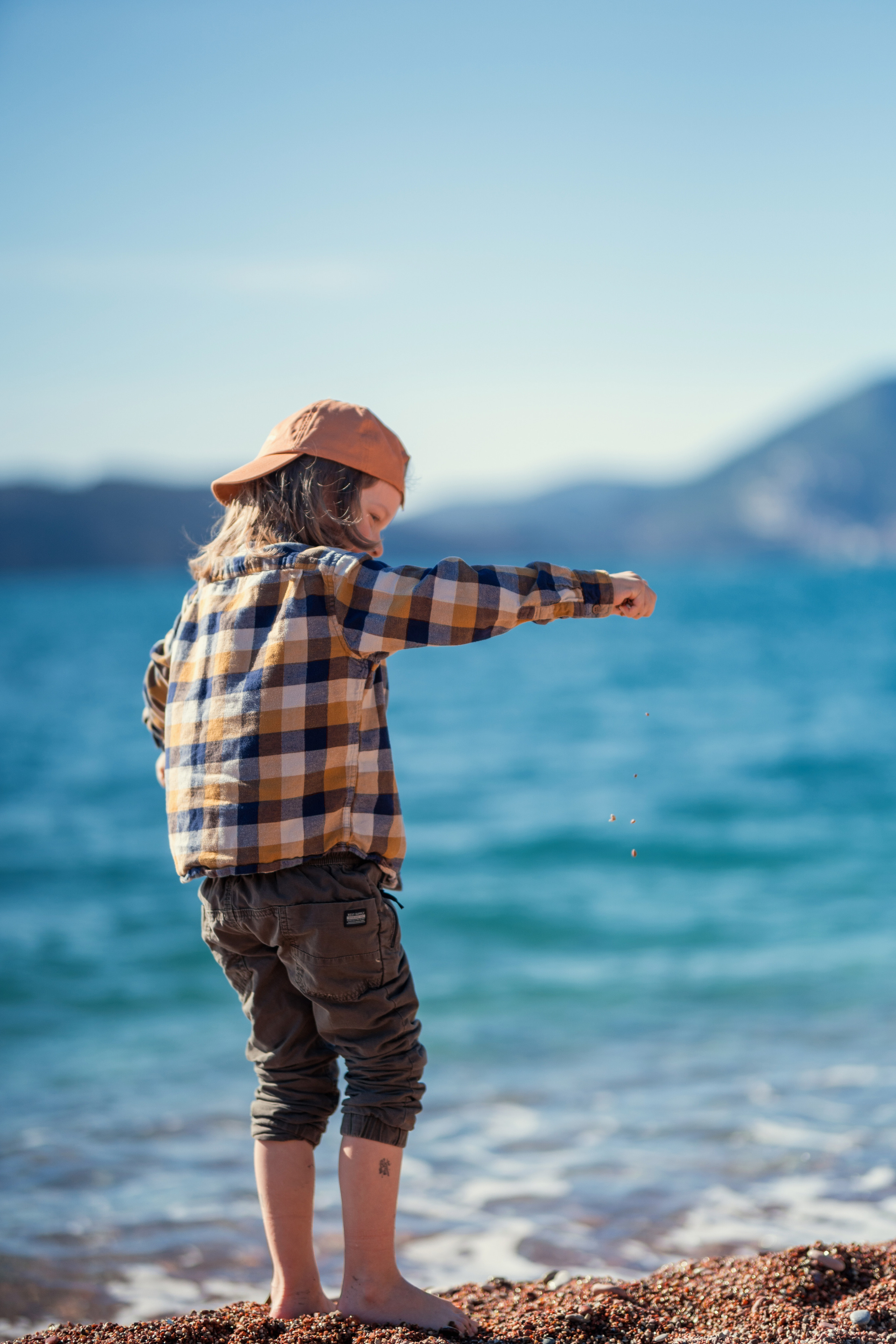 Фотосессия ребенка играющего на пляже Милочер в Черногории. Катя Халдеева Фотограф Саратов