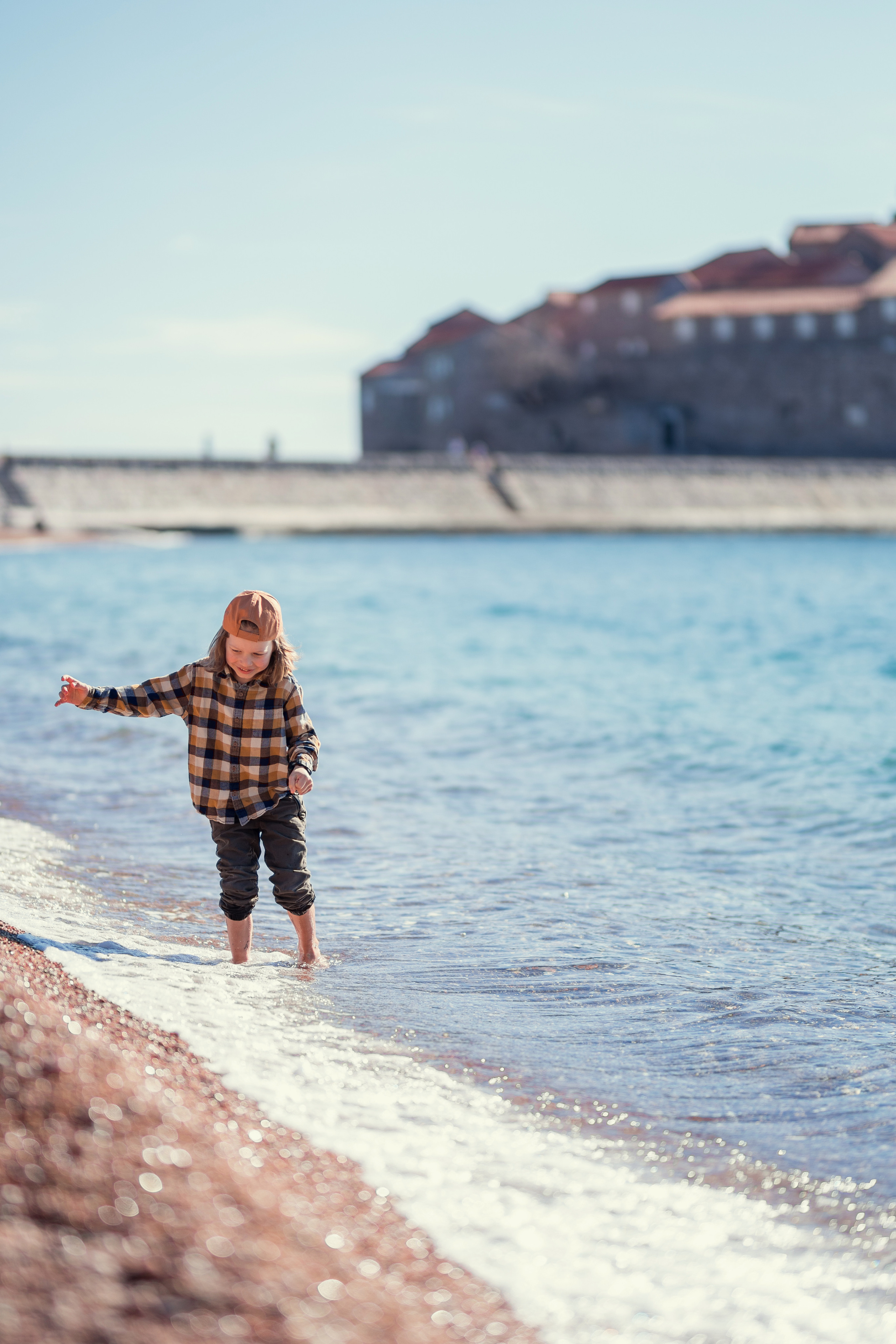 Фотосессия ребенка играющего на пляже Милочер в Черногории. Катя Халдеева Фотограф Саратов
