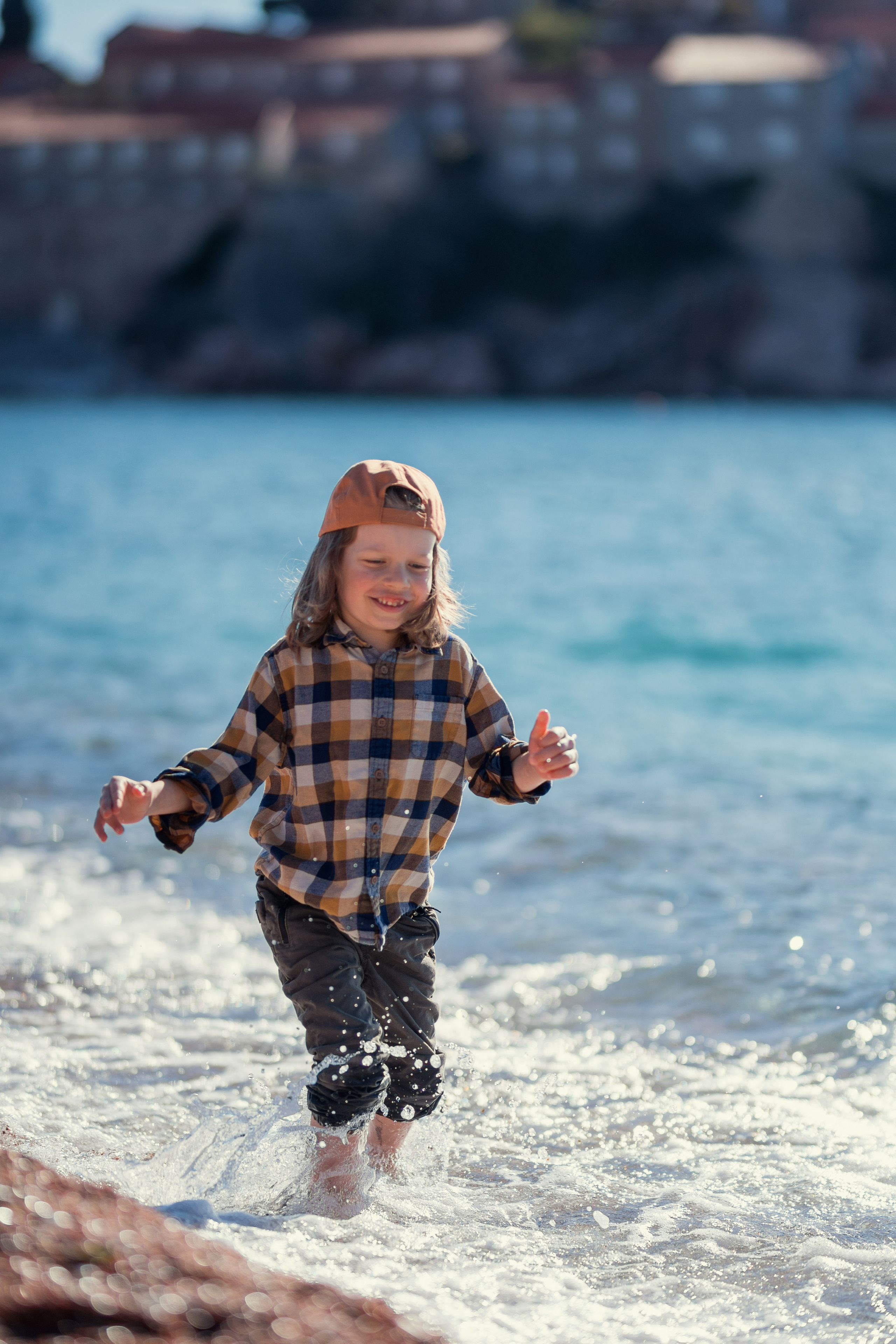 Фотосессия ребенка играющего на пляже Милочер в Черногории. Катя Халдеева Фотограф Саратов