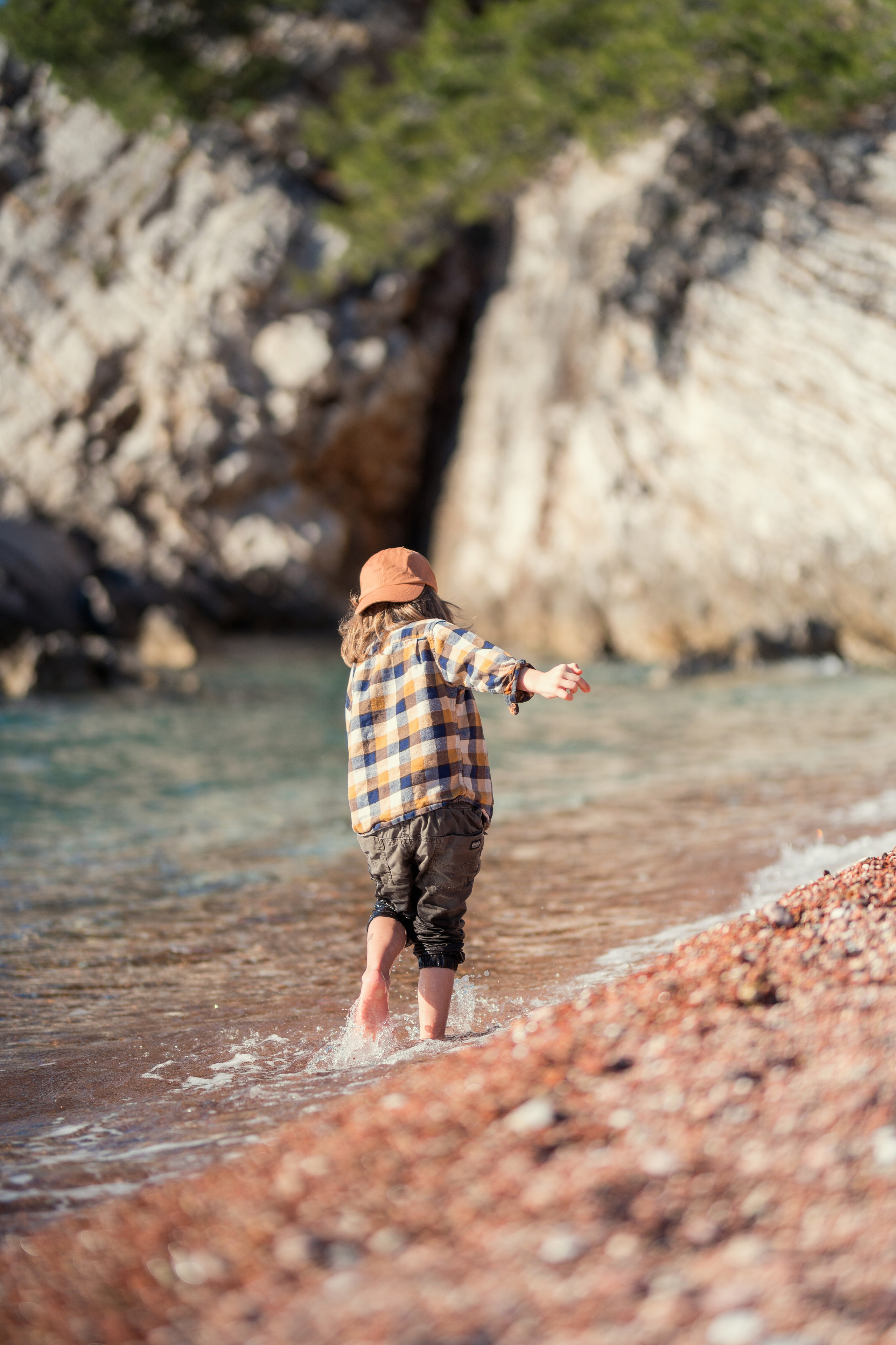 Фотосессия ребенка играющего на пляже Милочер в Черногории. Катя Халдеева Фотограф Саратов