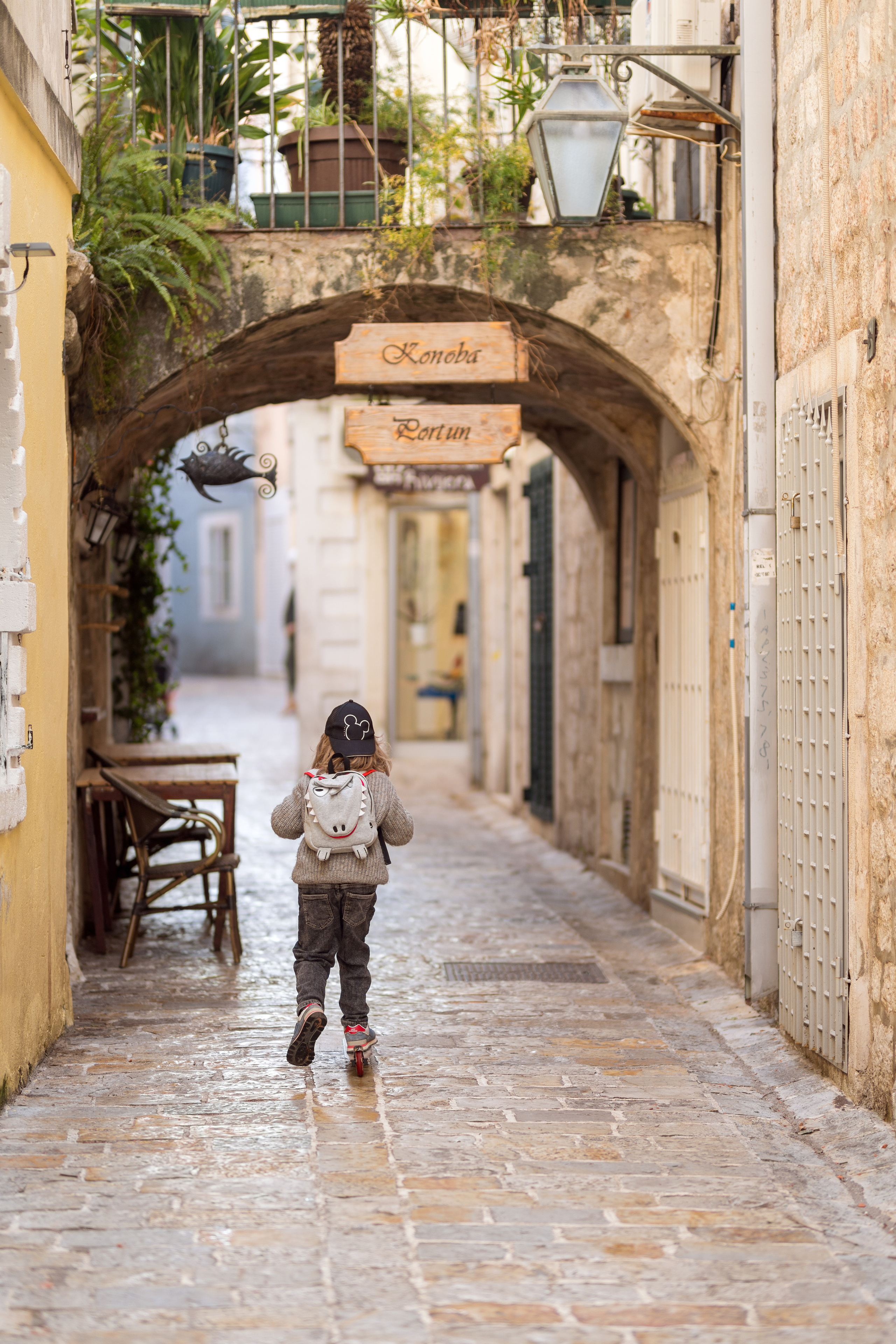 Фотосессия мальчика на самокате в старом городе Будва, Черногория. Катя Халдеева Фотограф Саратов