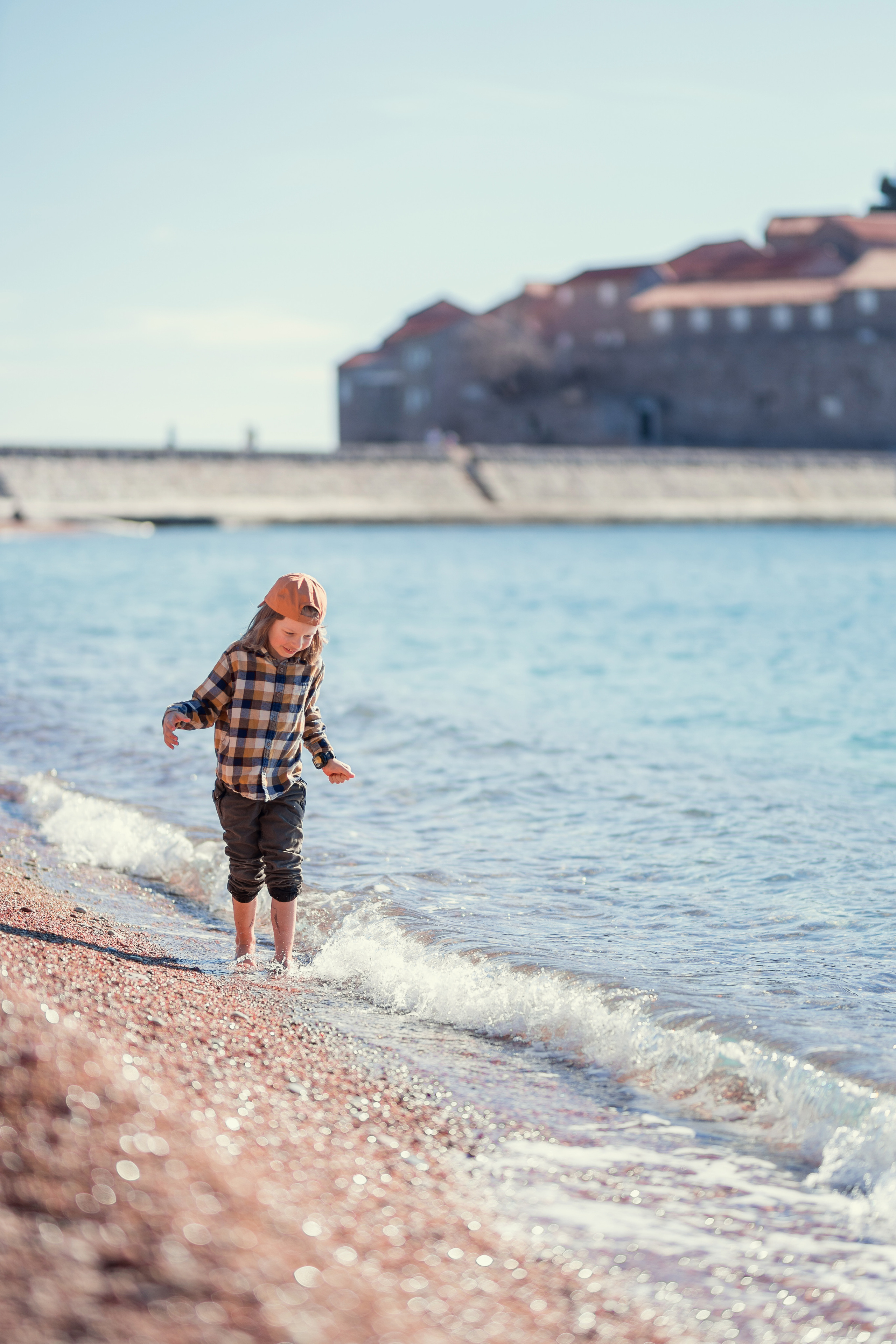 Фотосессия ребенка играющего на пляже Милочер в Черногории. Катя Халдеева Фотограф Саратов