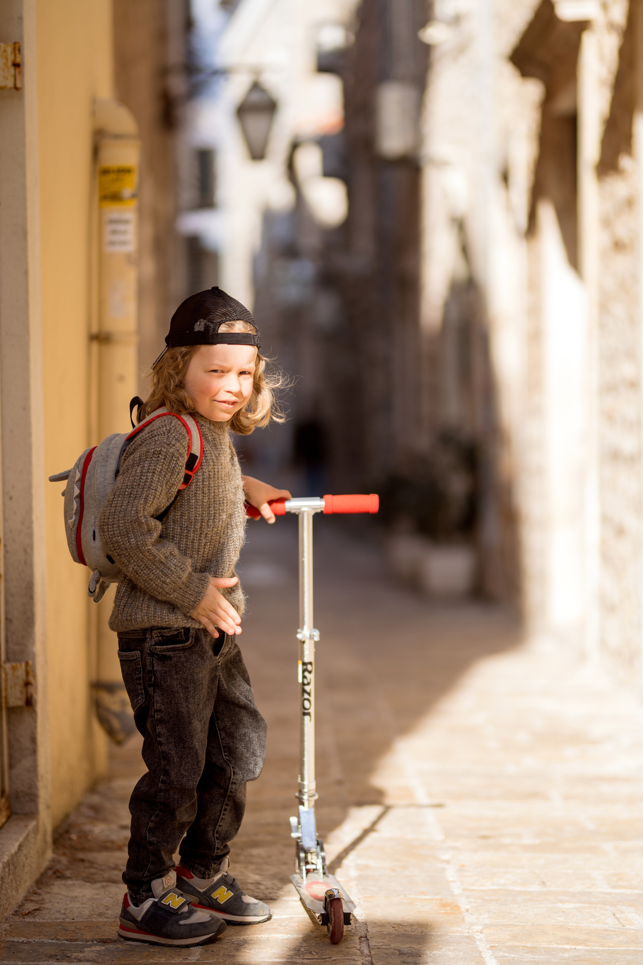 Фотосессия мальчика на самокате в старом городе Будва, Черногория. Катя Халдеева Фотограф Саратов
