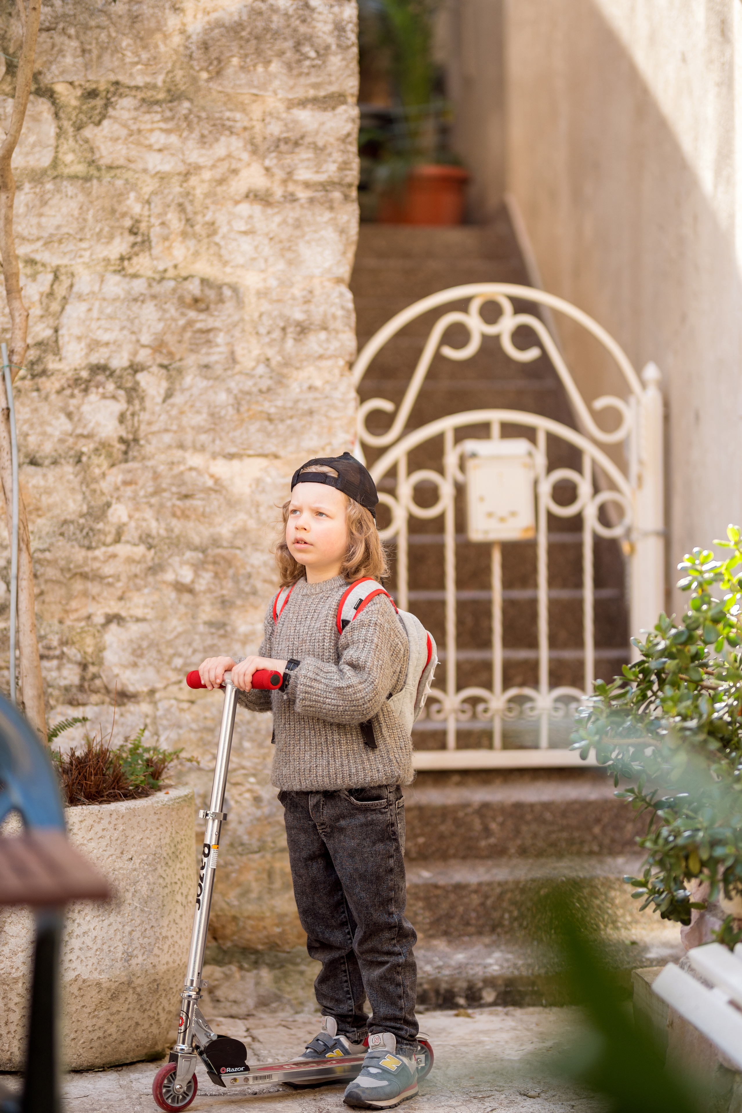 Фотосессия мальчика на самокате в старом городе Будва, Черногория. Катя Халдеева Фотограф Саратов