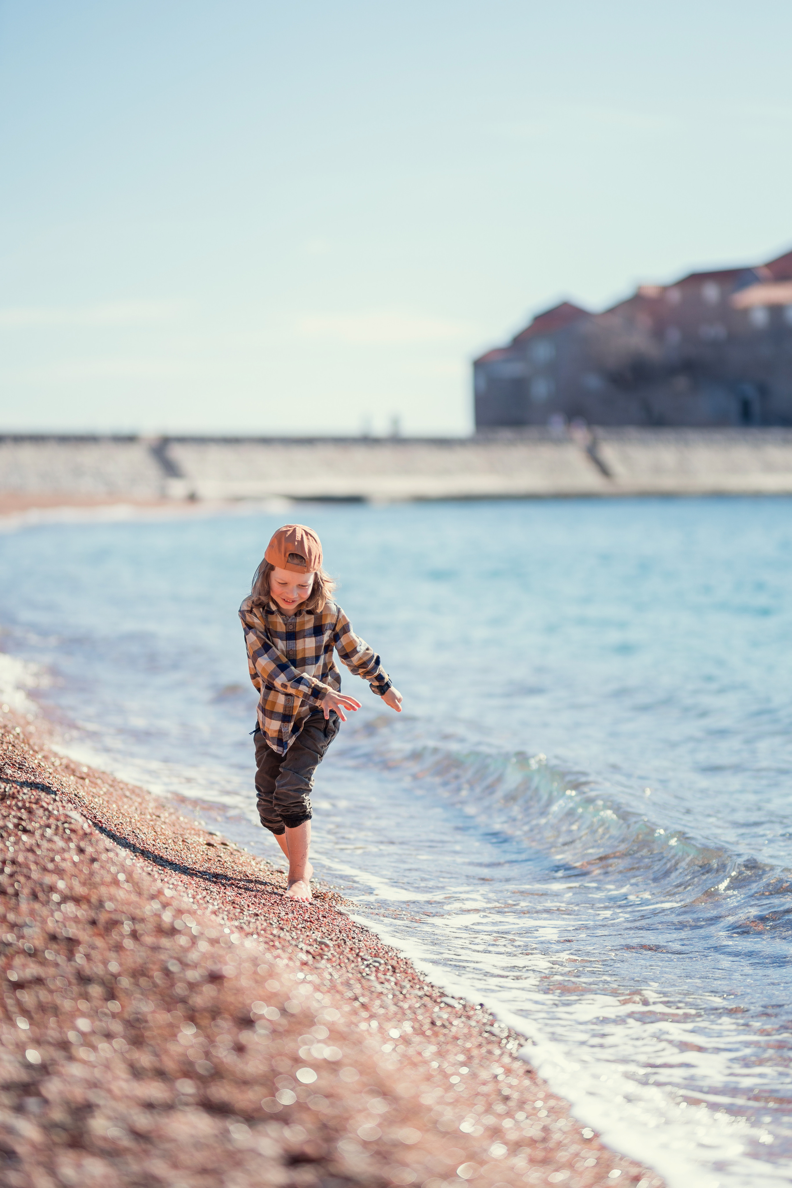 Фотосессия ребенка играющего на пляже Милочер в Черногории. Катя Халдеева Фотограф Саратов