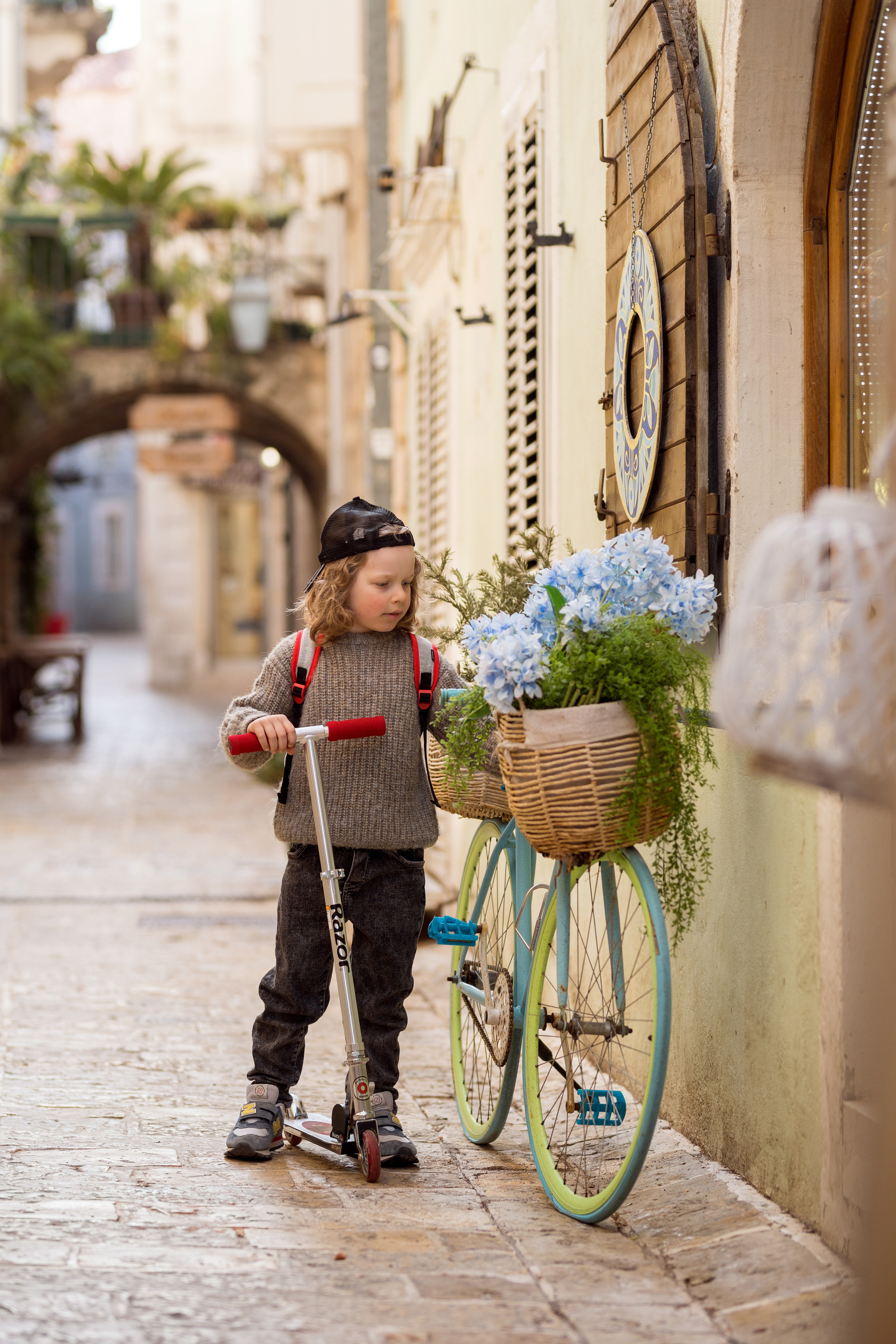 Фотосессия мальчика на самокате в старом городе Будва, Черногория. Катя Халдеева Фотограф Саратов