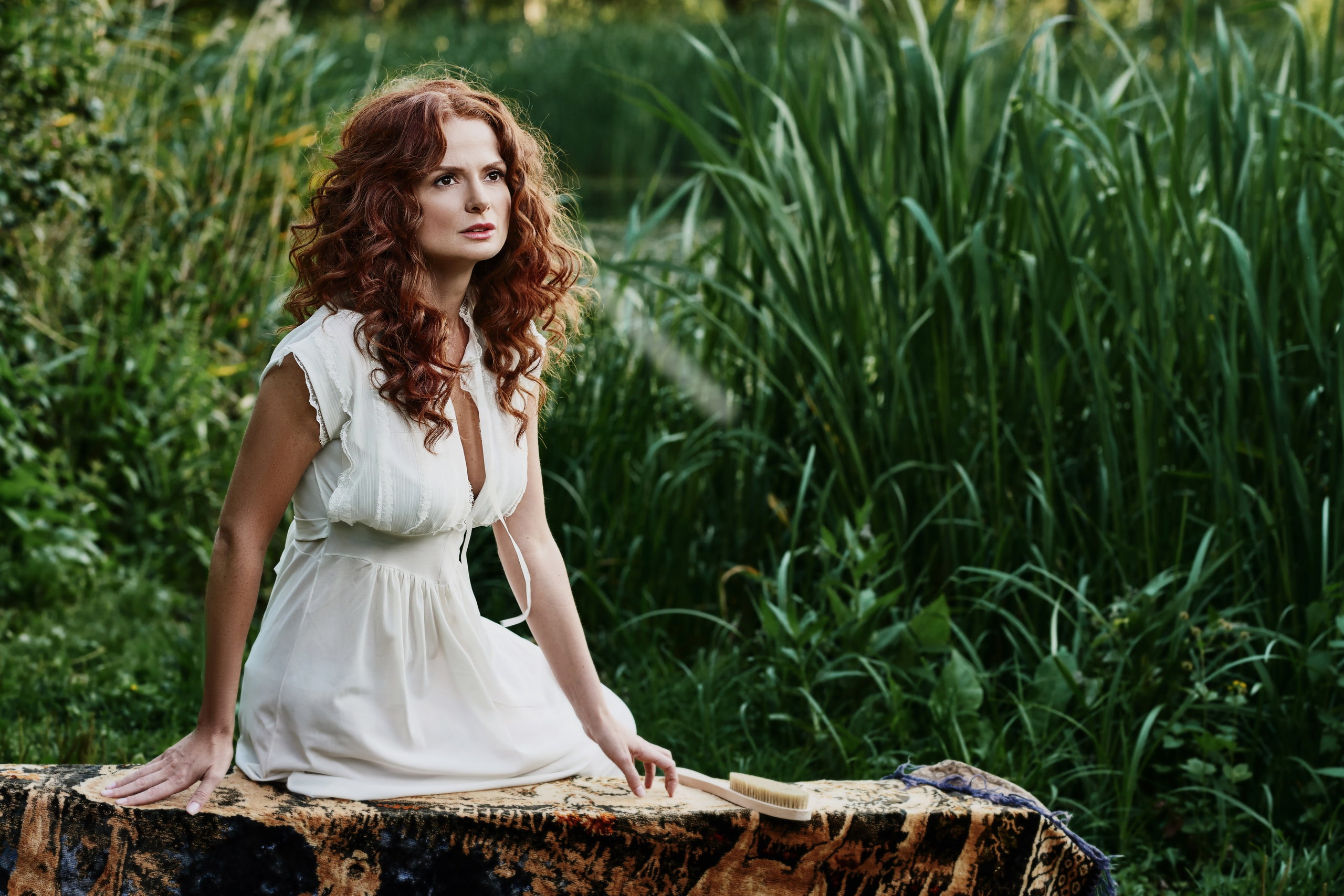 Женский женский фотопортрет в лесу в белой сорочке
