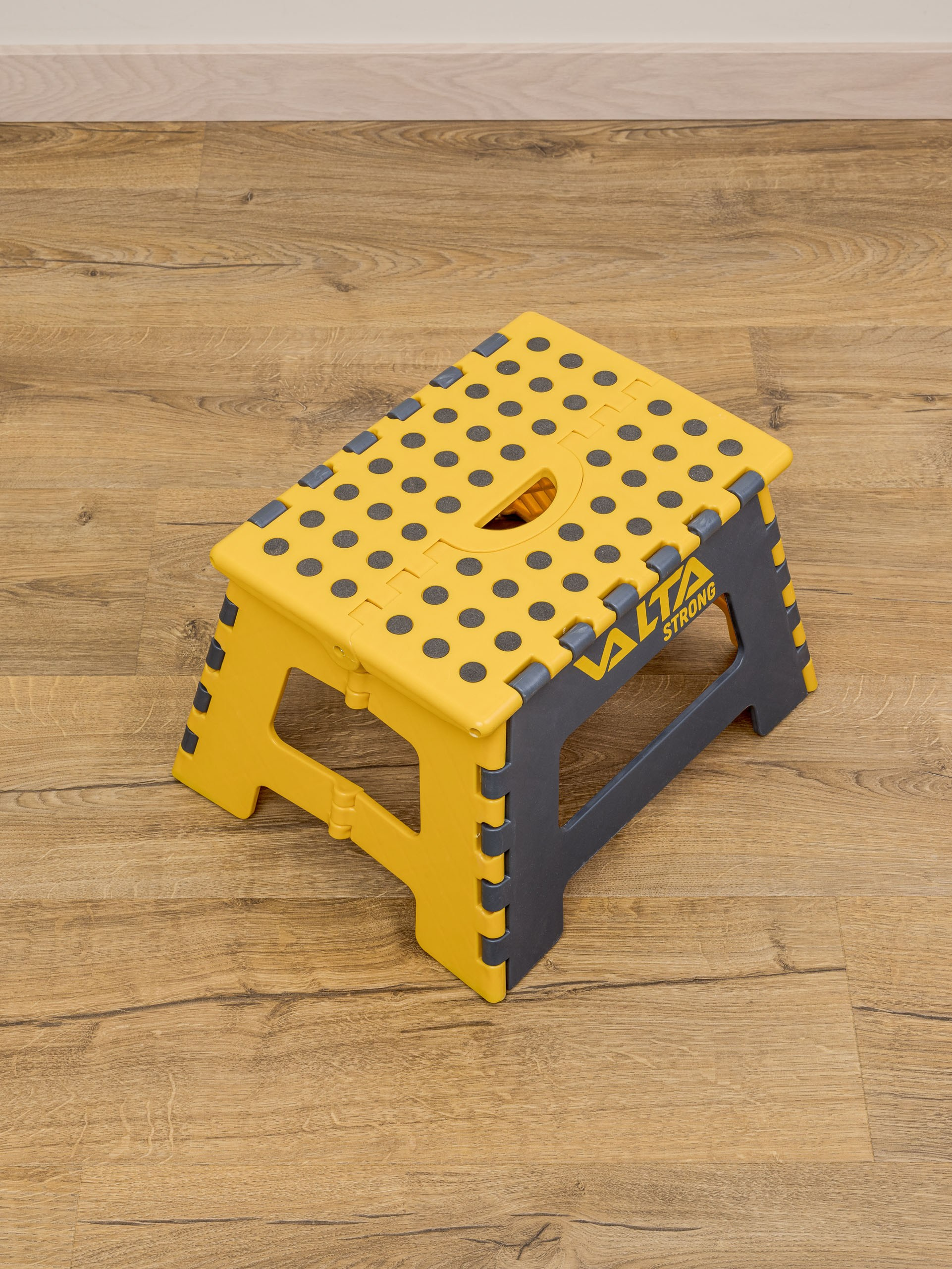 Предметные фотографии бытовых и строительных инструментов