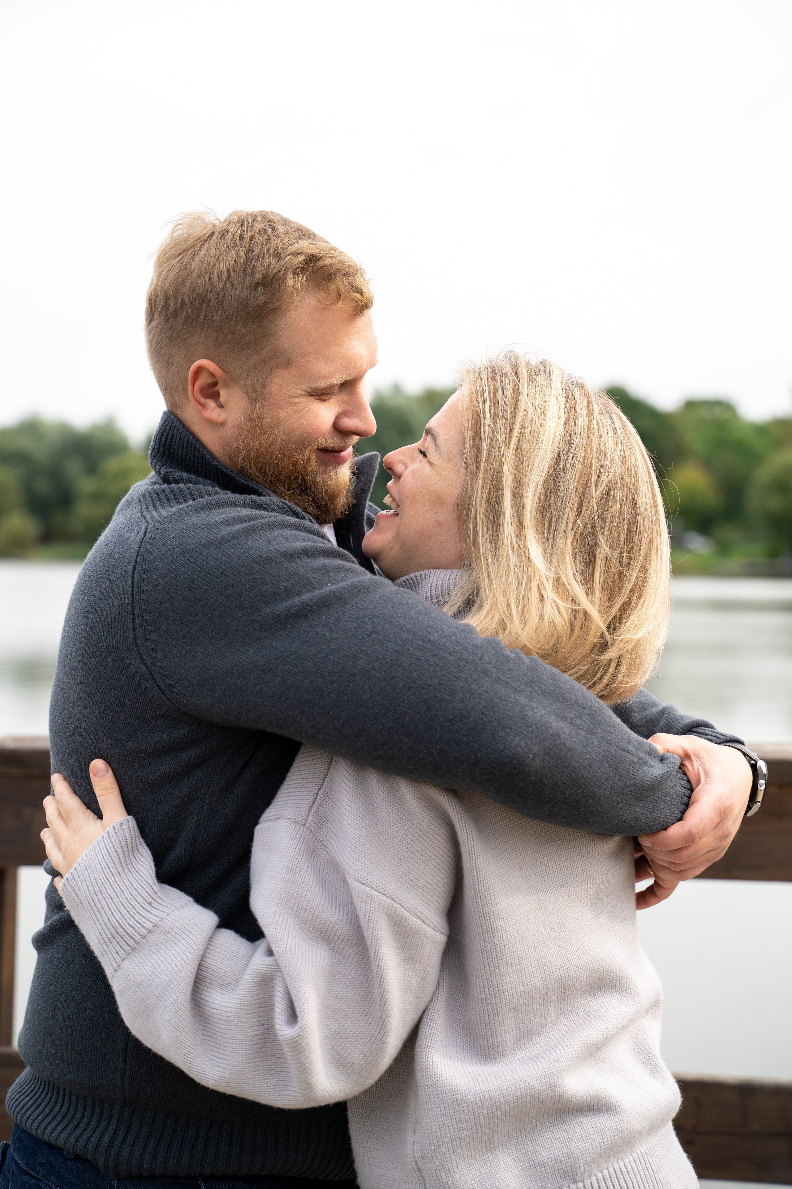Семейная фотосессия Москва Мещерский парк муж и жена обнимаются
