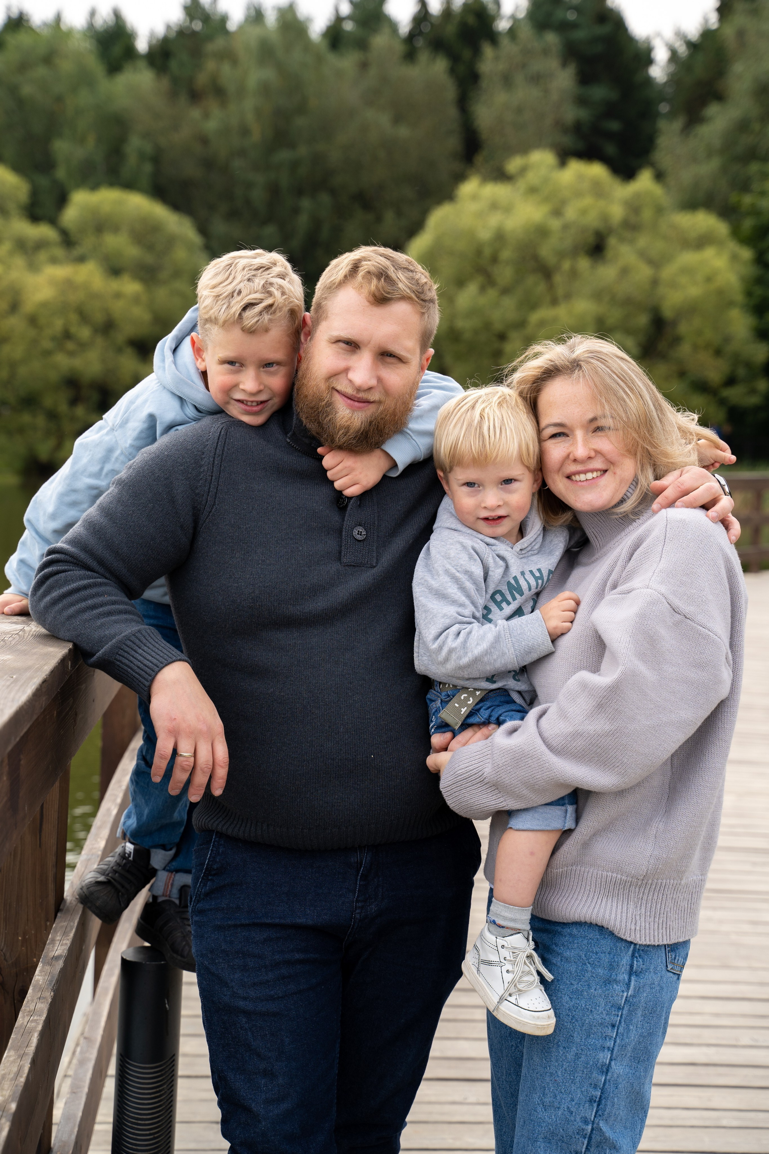 Семейное фото мама папа и два сына Мещерский парк