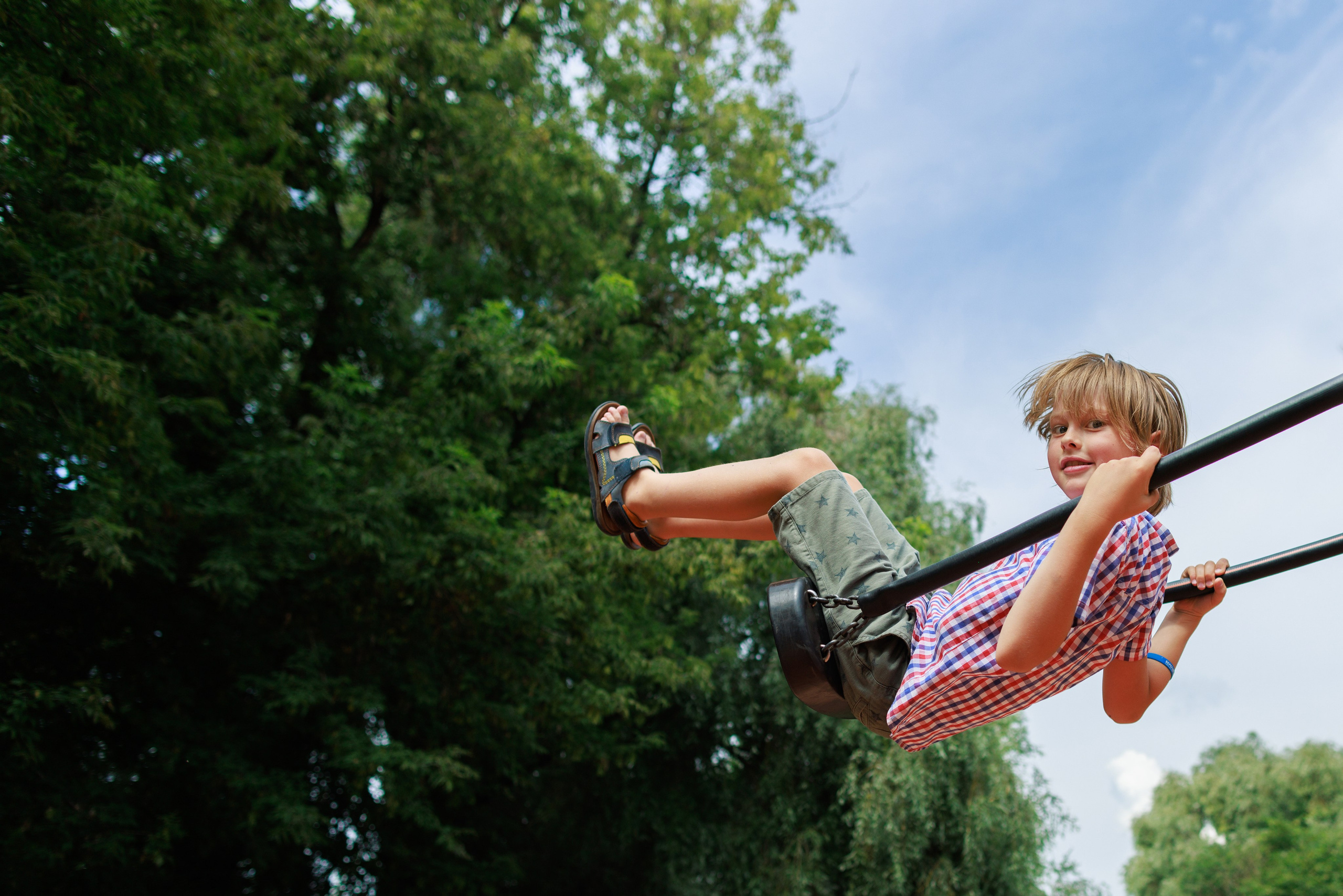 Веселая детская фотосессия в парке в Москве