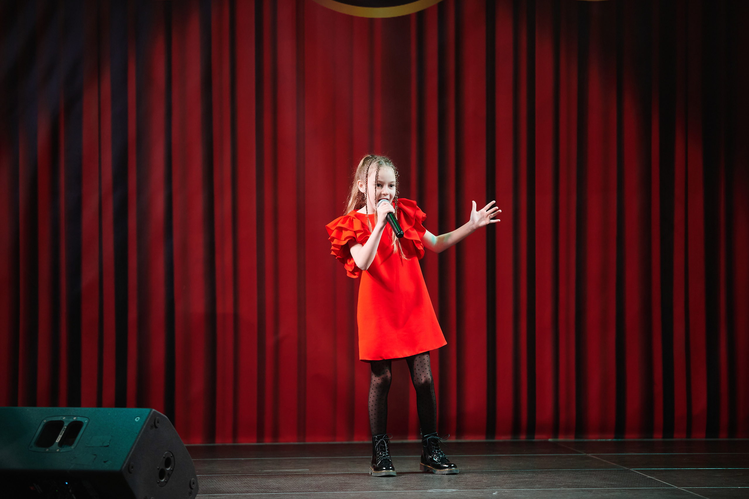 Фоторепортаж с концерта. Танцевальная студия. Репортажный фотограф Георгий Коненков. Репортажная фотосъемка мероприятий. Goganaft.