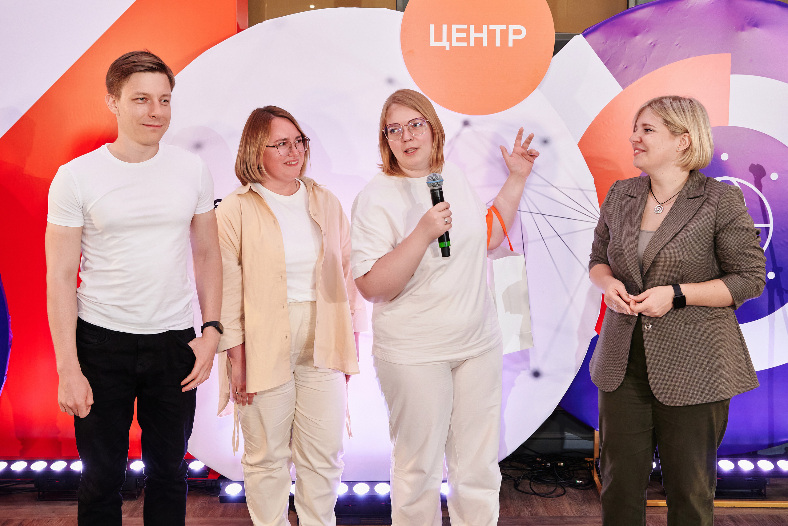 Репортажная фотосъёмка для ПАО «Ростелеком». XI конкурс журналистов и блогеров «Вместе в цифровое будущее». Фоторепортаж взрослые праздники, банкеты, корпоративы. Репортажный фотограф Георгий Коненков. Репортажная фотосъемка мероприятий. Goganaft.