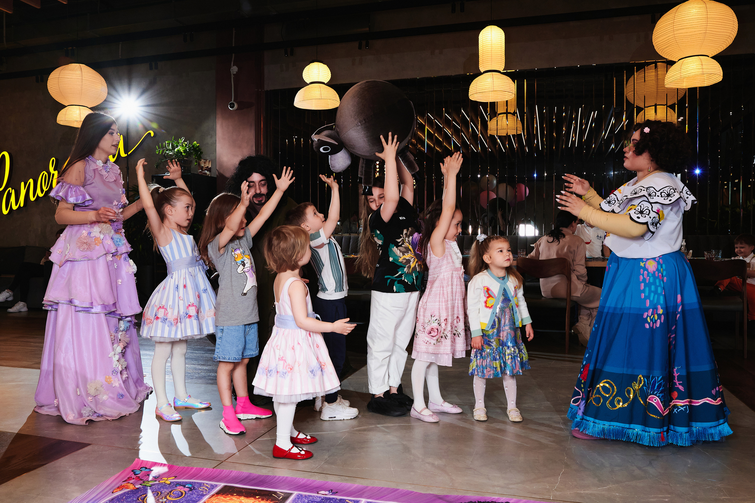 Репортажная фотосъёмка детских праздников. Фоторепортаж детские праздники. Репортажный детский фотограф Георгий Коненков. Goganaft goganaft.ru 