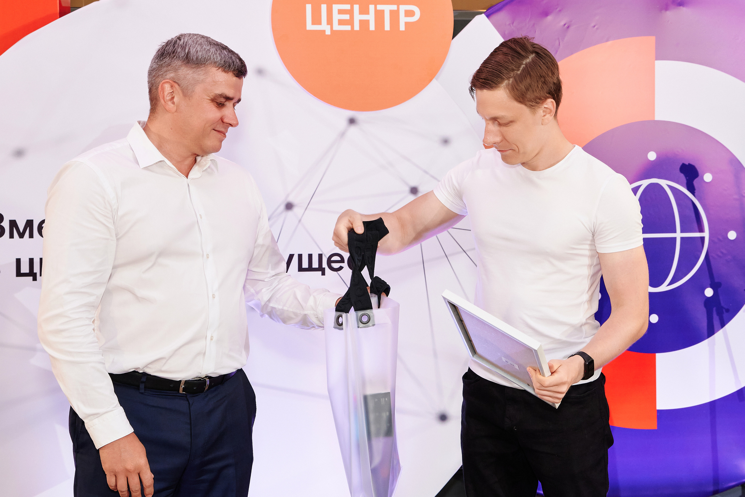 Репортажная фотосъёмка для ПАО «Ростелеком». XI конкурс журналистов и блогеров «Вместе в цифровое будущее». Фоторепортаж взрослые праздники, банкеты, корпоративы. Репортажный фотограф Георгий Коненков. Репортажная фотосъемка мероприятий. Goganaft.